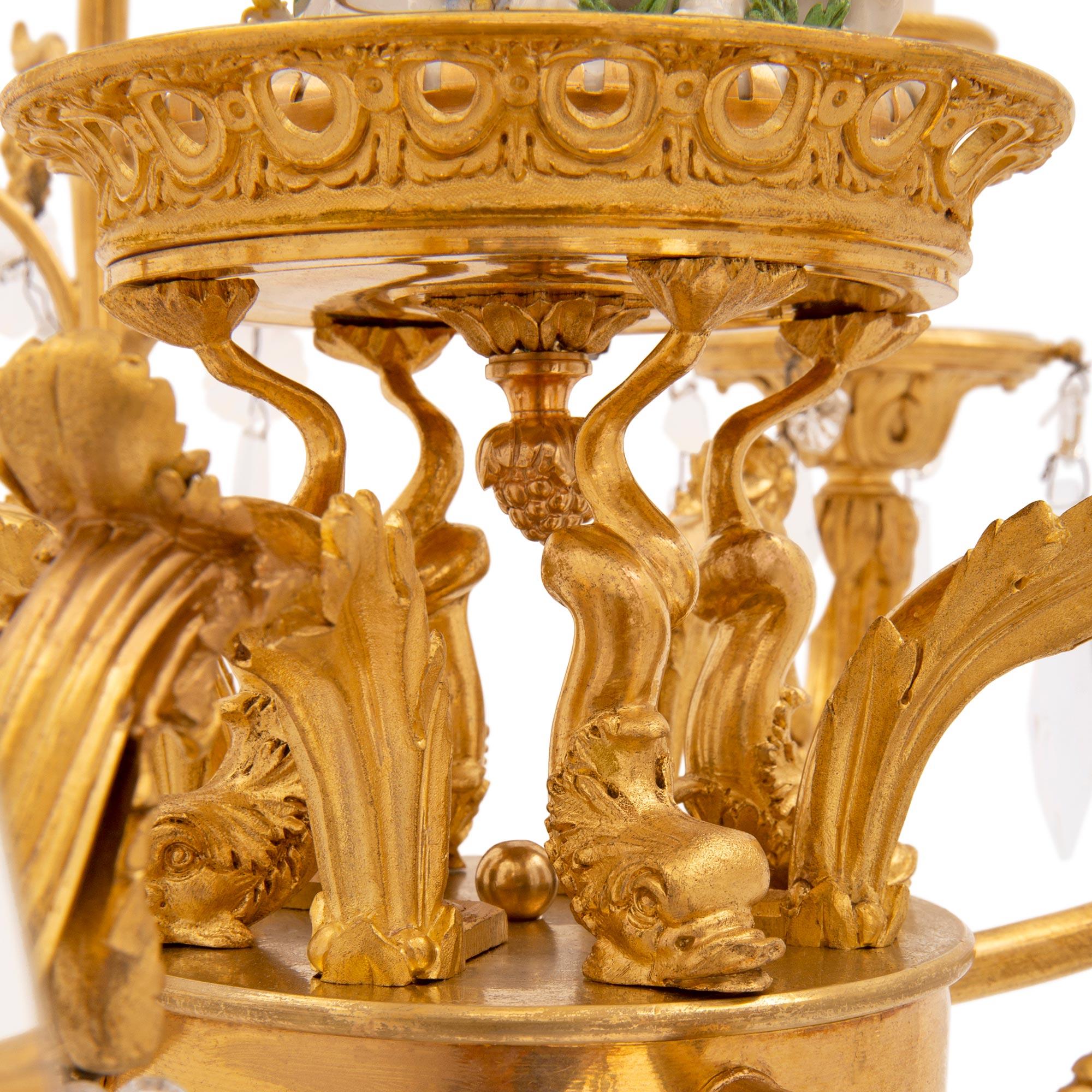 Französischer Kristall-Kronleuchter im Louis-XVI-Stil des 19. Jahrhunderts, Goldbronze, Meissener Porzellan im Angebot 2