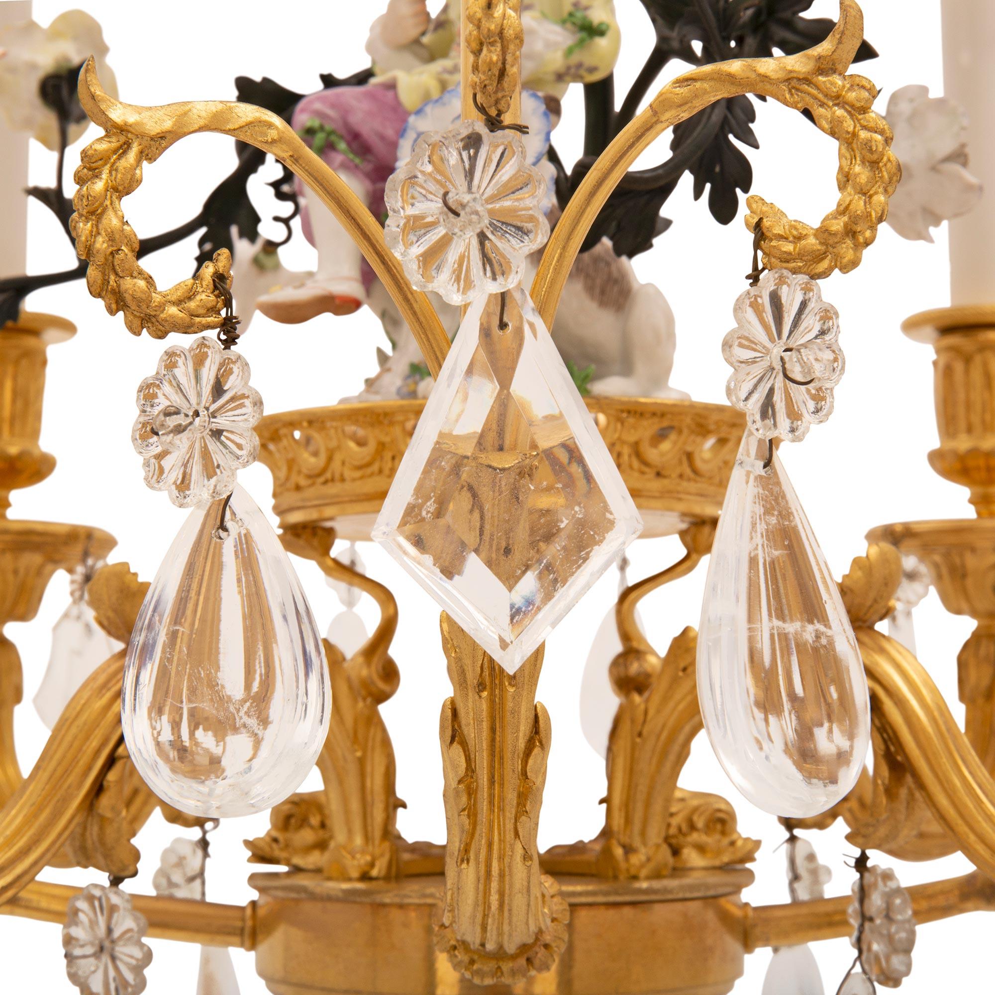Französischer Kristall-Kronleuchter im Louis-XVI-Stil des 19. Jahrhunderts, Goldbronze, Meissener Porzellan im Angebot 3