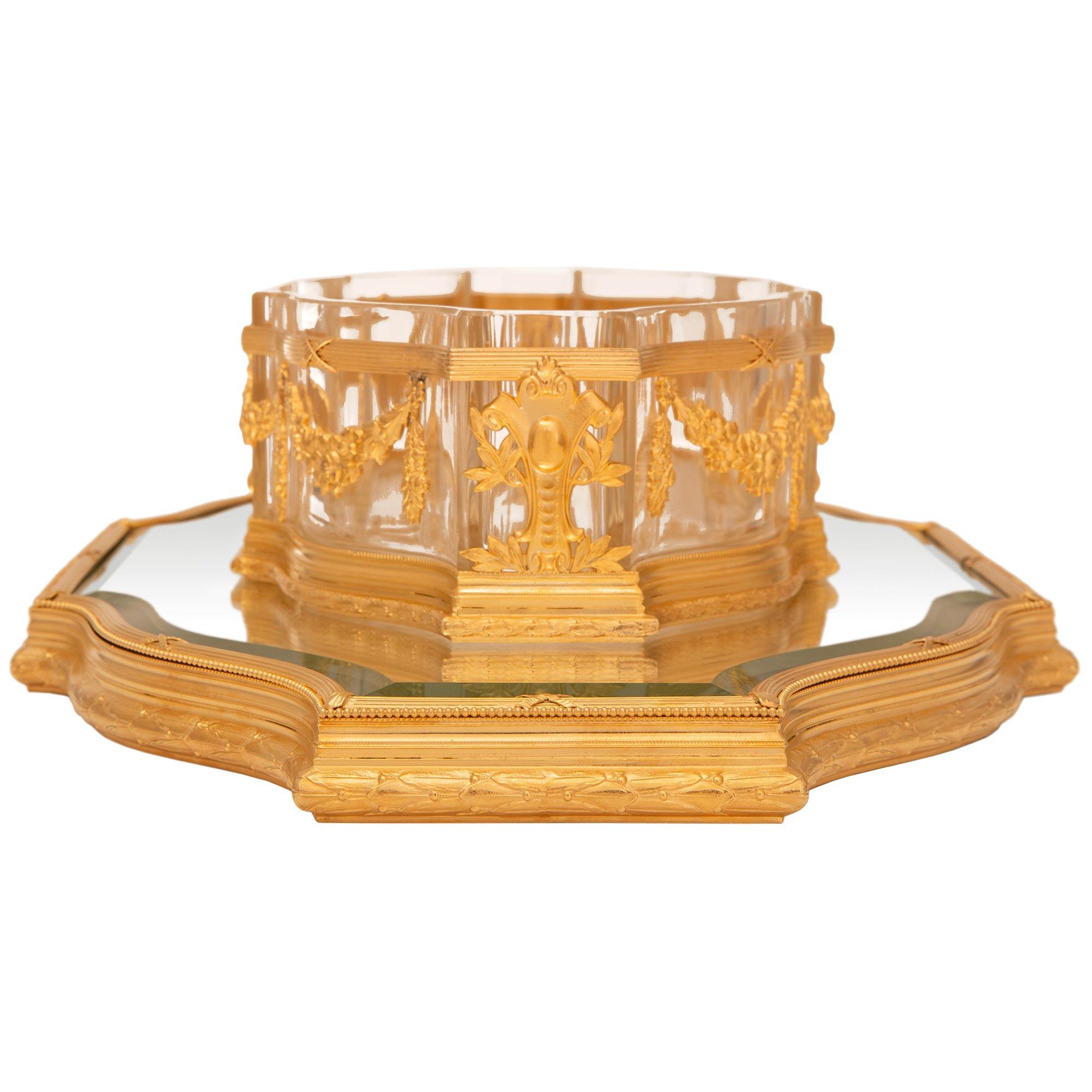 Centre de table Louis XVI du XIXe siècle en bronze doré, miroir et cristal Bon état - En vente à West Palm Beach, FL