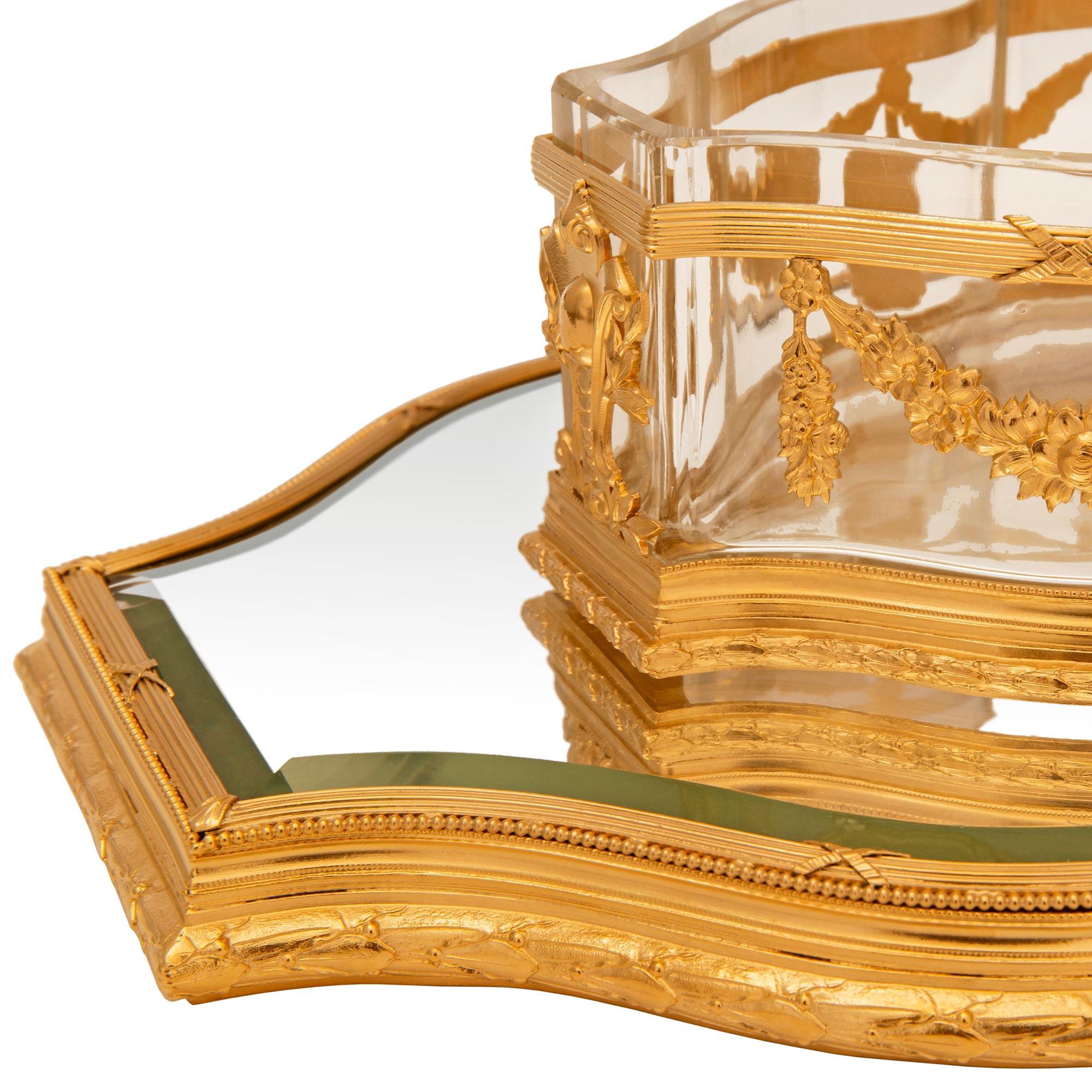 Cristal Centre de table Louis XVI du XIXe siècle en bronze doré, miroir et cristal en vente