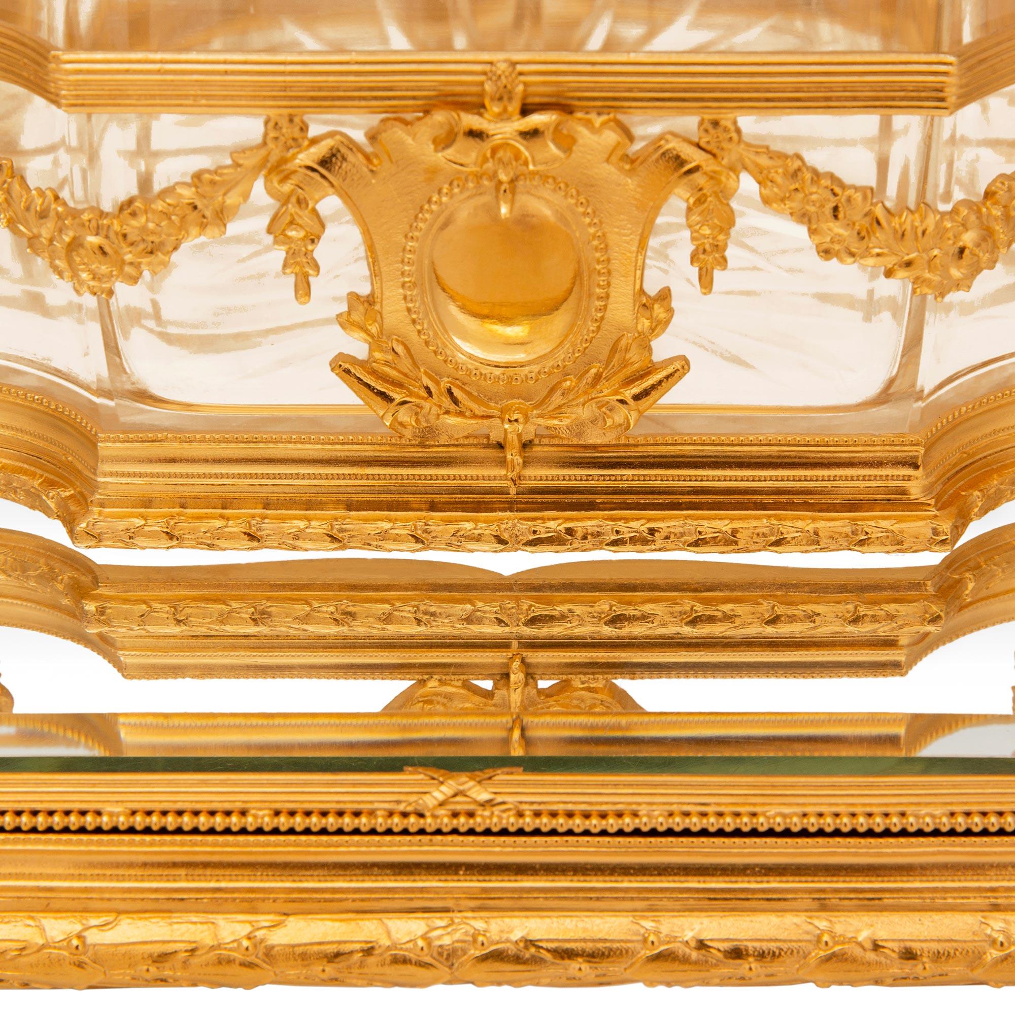 Centre de table Louis XVI du XIXe siècle en bronze doré, miroir et cristal en vente 1