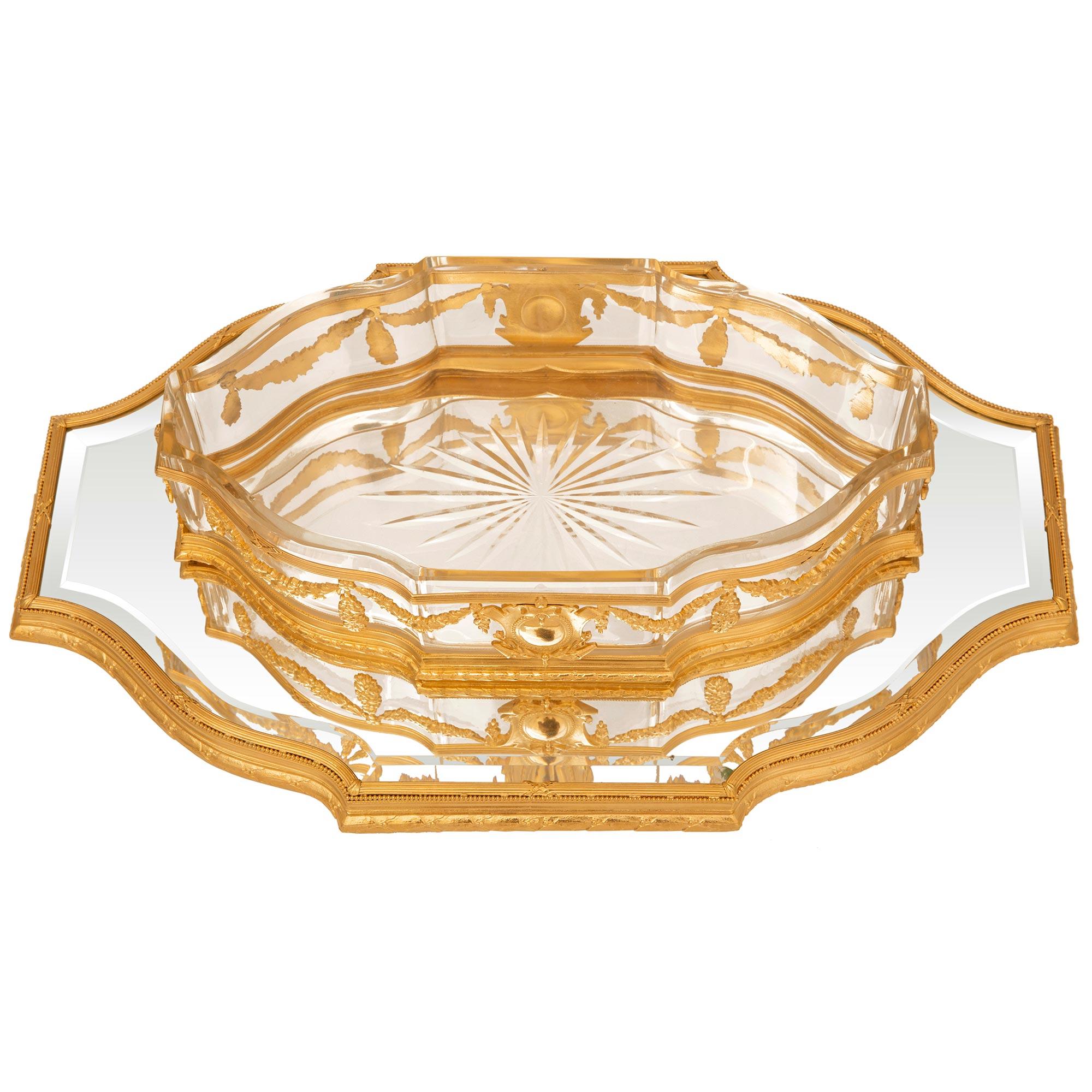 Centre de table Louis XVI du XIXe siècle en bronze doré, miroir et cristal en vente 4