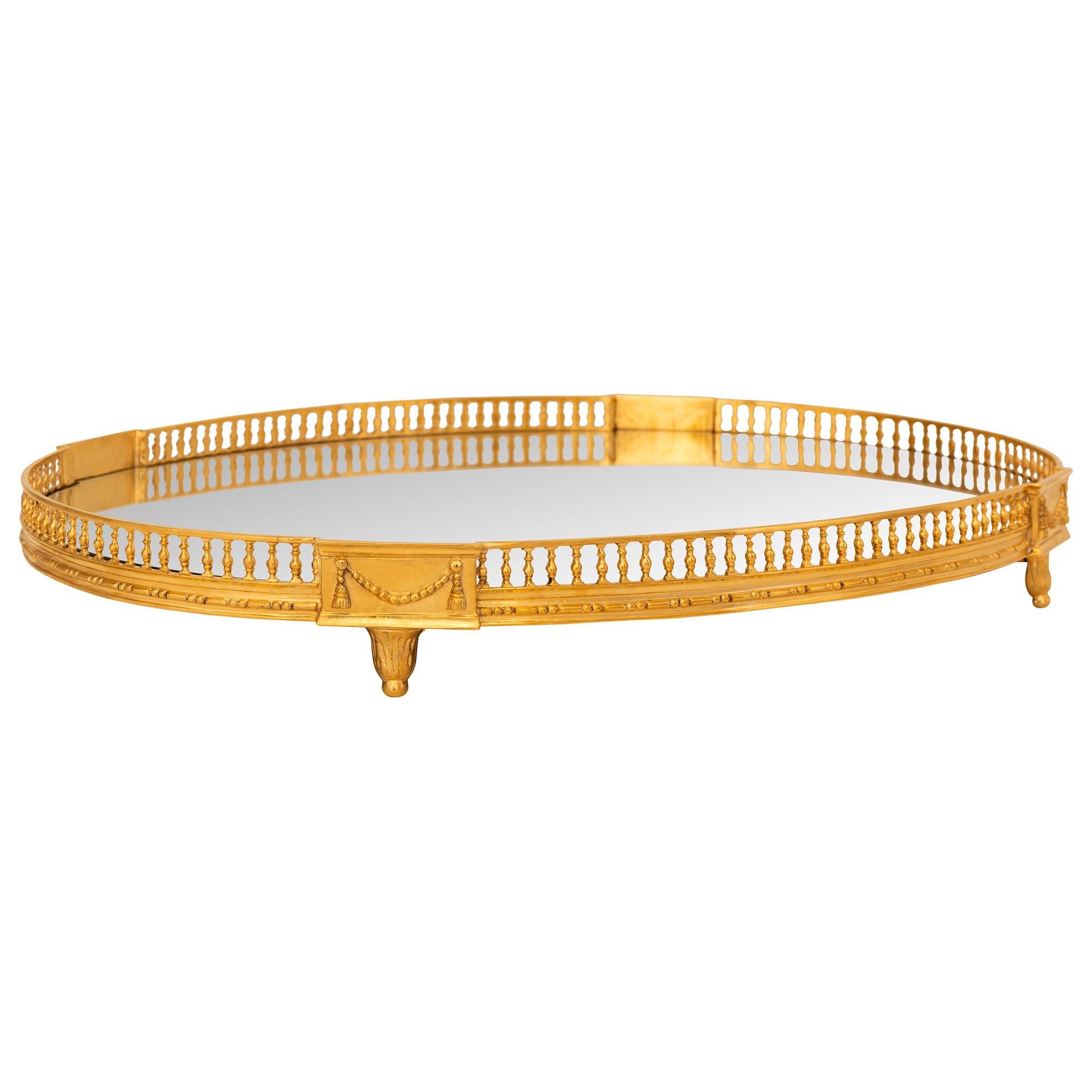 Français Plateau de centre de table Louis XVI du 19ème siècle en bronze doré miroir en vente