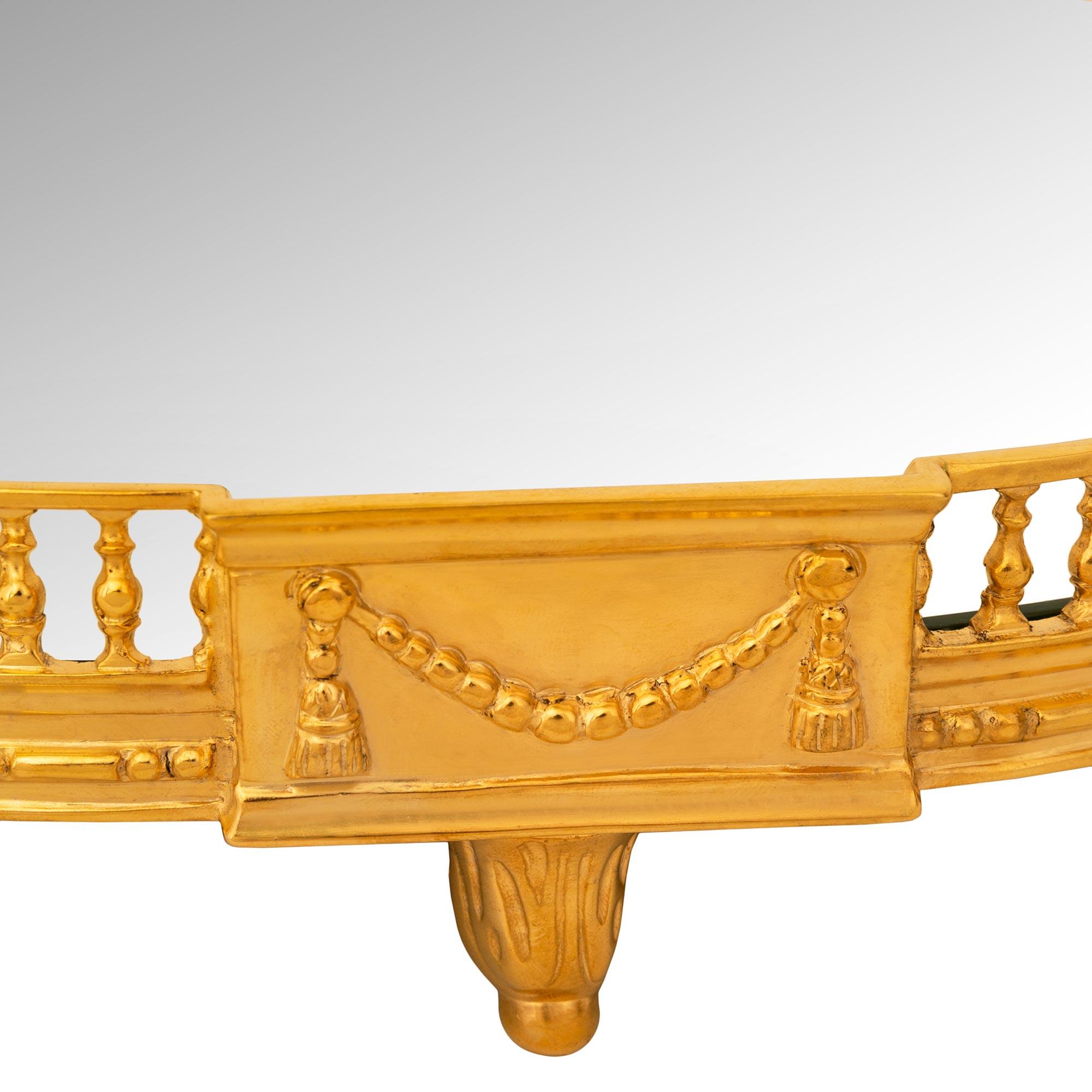 Plateau de centre de table Louis XVI du 19ème siècle en bronze doré miroir Bon état - En vente à West Palm Beach, FL