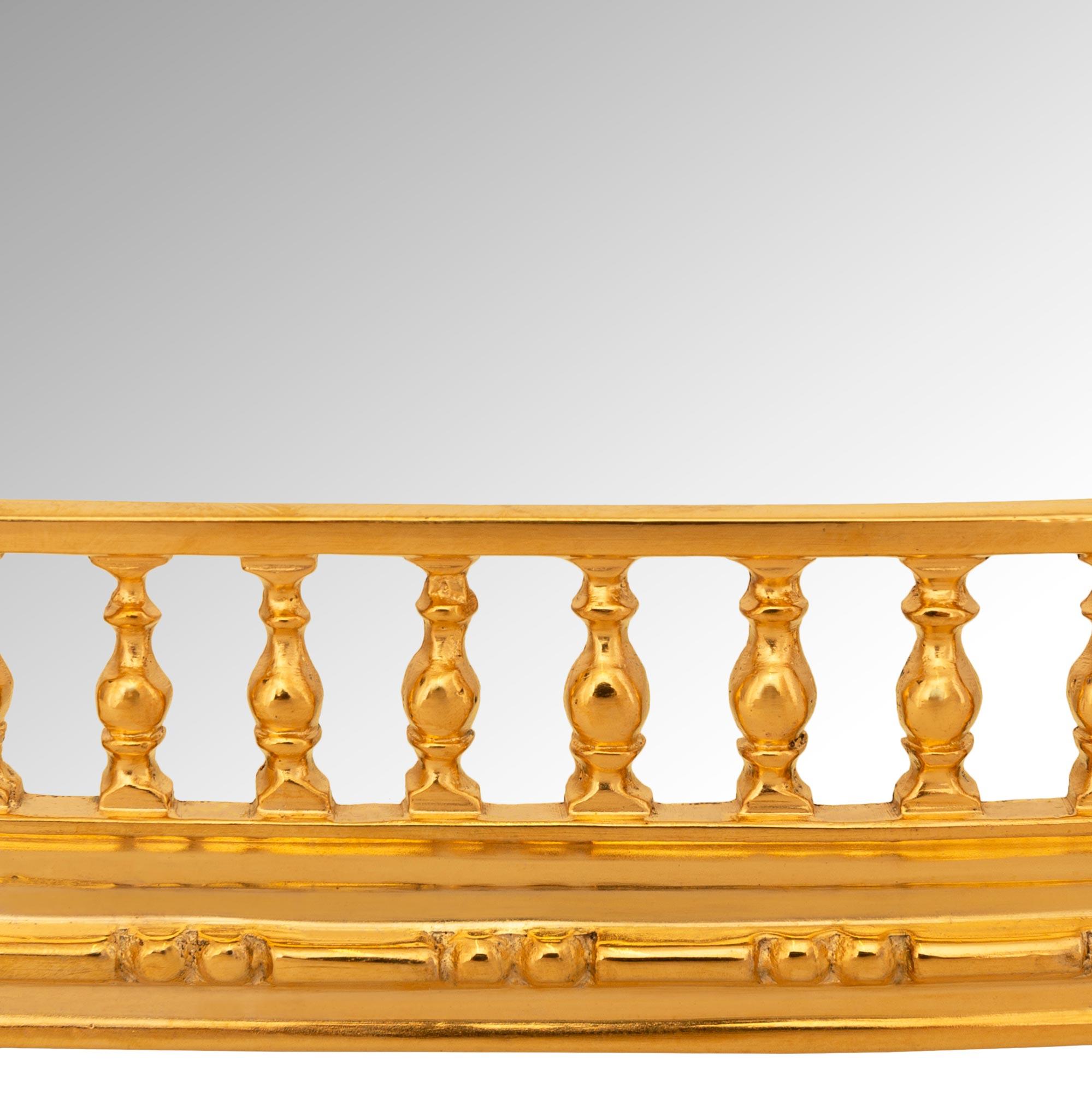 XIXe siècle Plateau de centre de table Louis XVI du 19ème siècle en bronze doré miroir en vente