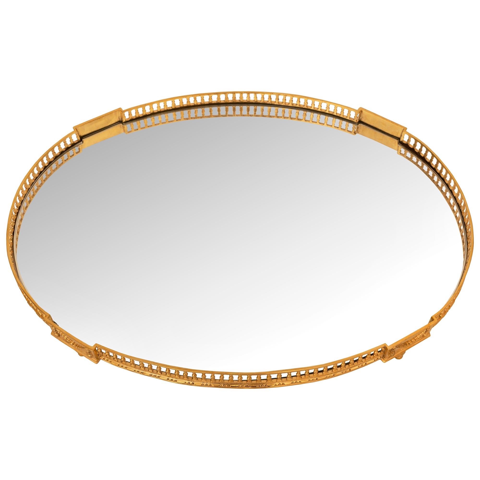 Plateau de centre de table Louis XVI du 19ème siècle en bronze doré miroir en vente 1