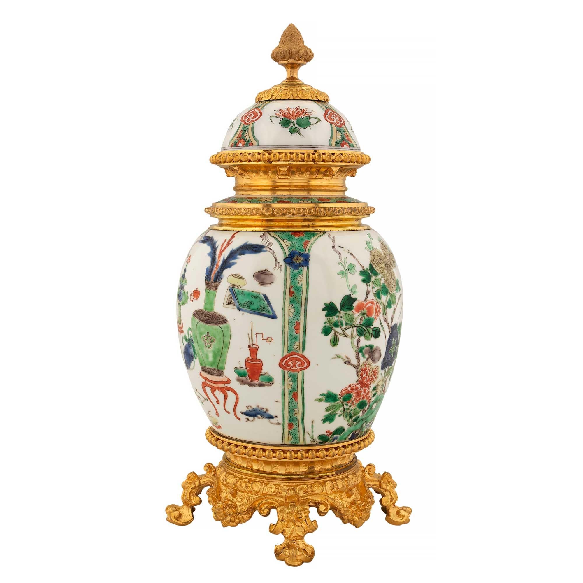 Französisch 19. Jahrhundert Louis XVI St. Goldbronze-Beschläge auf chinesischen Export-Porzellanurnen (Louis XVI.) im Angebot