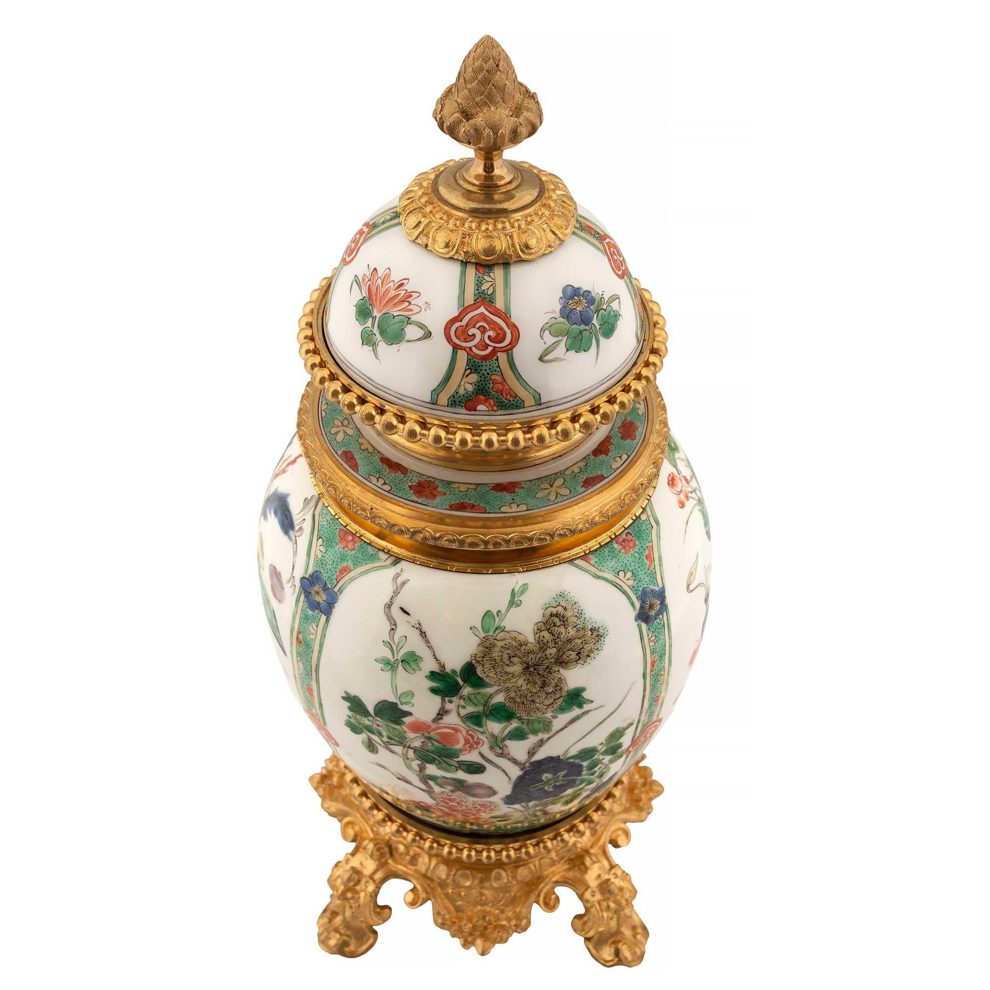 Französisch 19. Jahrhundert Louis XVI St. Goldbronze-Beschläge auf chinesischen Export-Porzellanurnen im Angebot 1