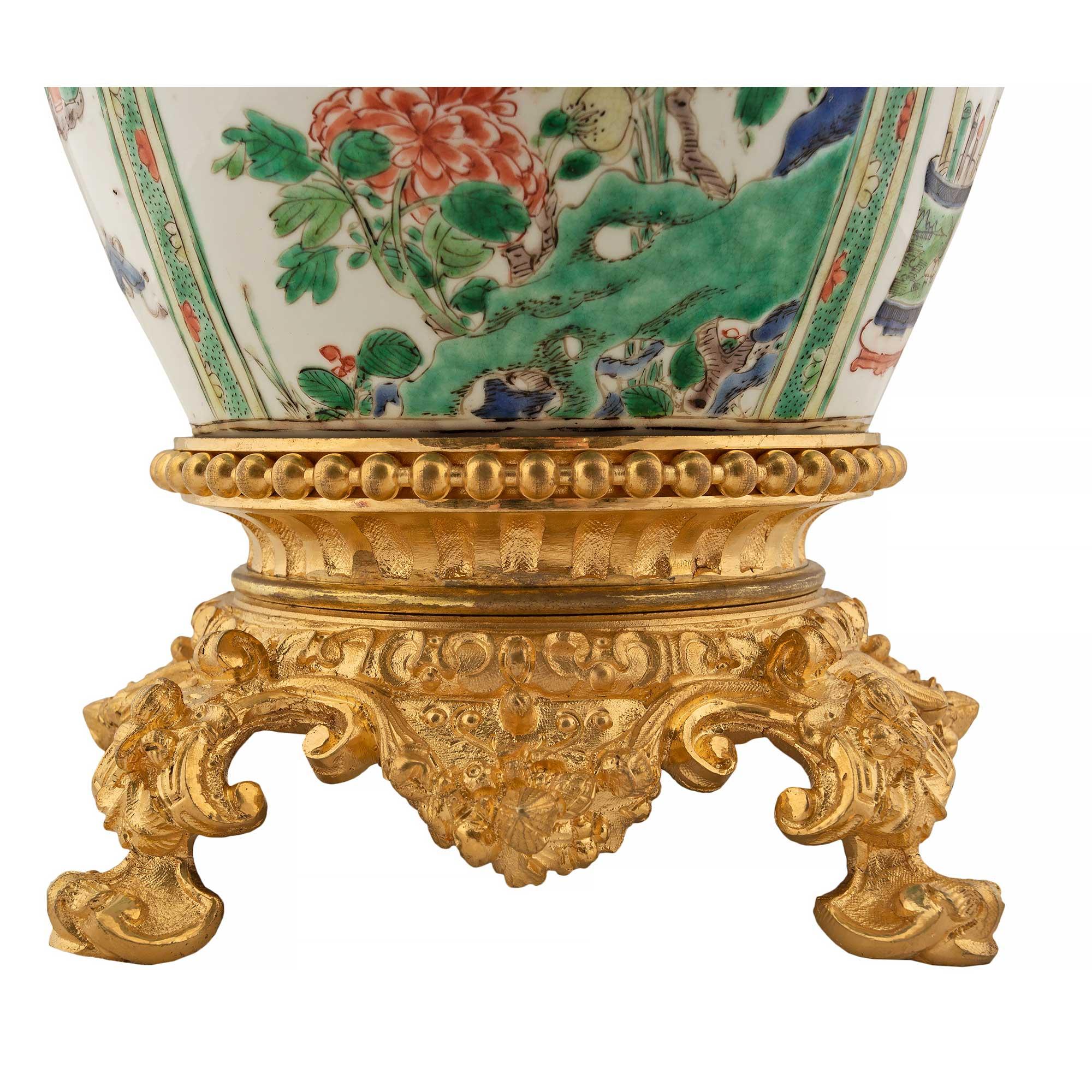 Französisch 19. Jahrhundert Louis XVI St. Goldbronze-Beschläge auf chinesischen Export-Porzellanurnen im Angebot 5