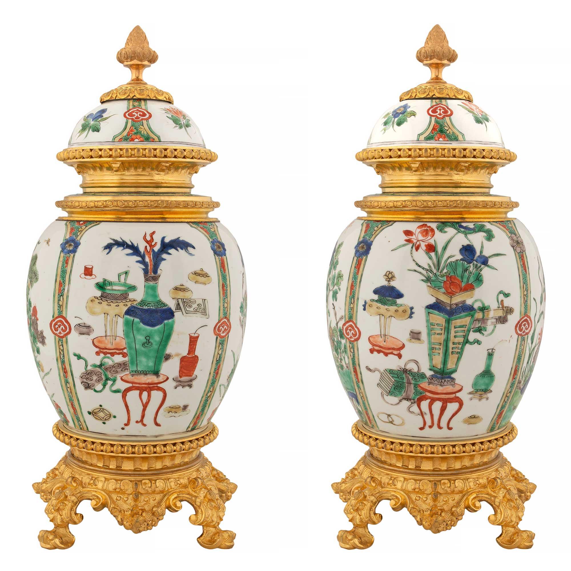 Französisch 19. Jahrhundert Louis XVI St. Goldbronze-Beschläge auf chinesischen Export-Porzellanurnen im Angebot