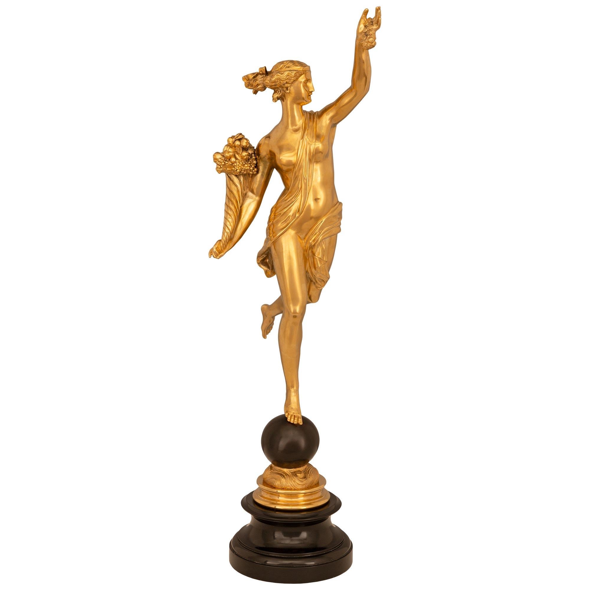 Französische Louis-XVI-Statue aus Goldbronze, patinierter Bronze und Marmor aus dem 19. Jahrhundert (Louis XVI.) im Angebot
