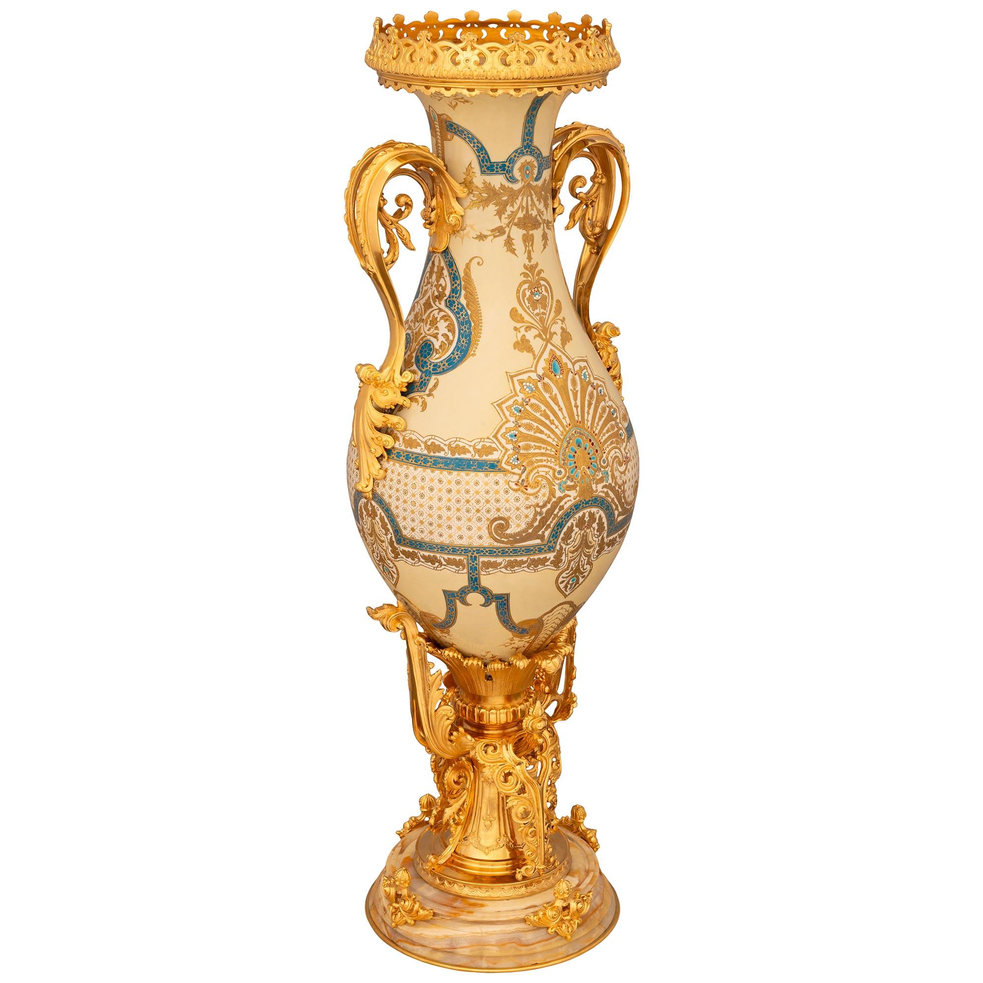 Francese Vaso francese del XIX secolo Luigi XVI st. in ormolu, porcellana e onice in vendita