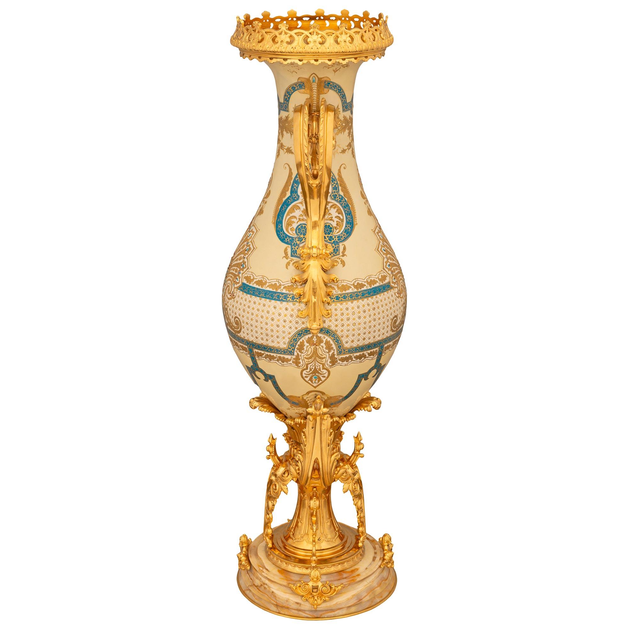 Vaso francese del XIX secolo Luigi XVI st. in ormolu, porcellana e onice In condizioni buone in vendita a West Palm Beach, FL