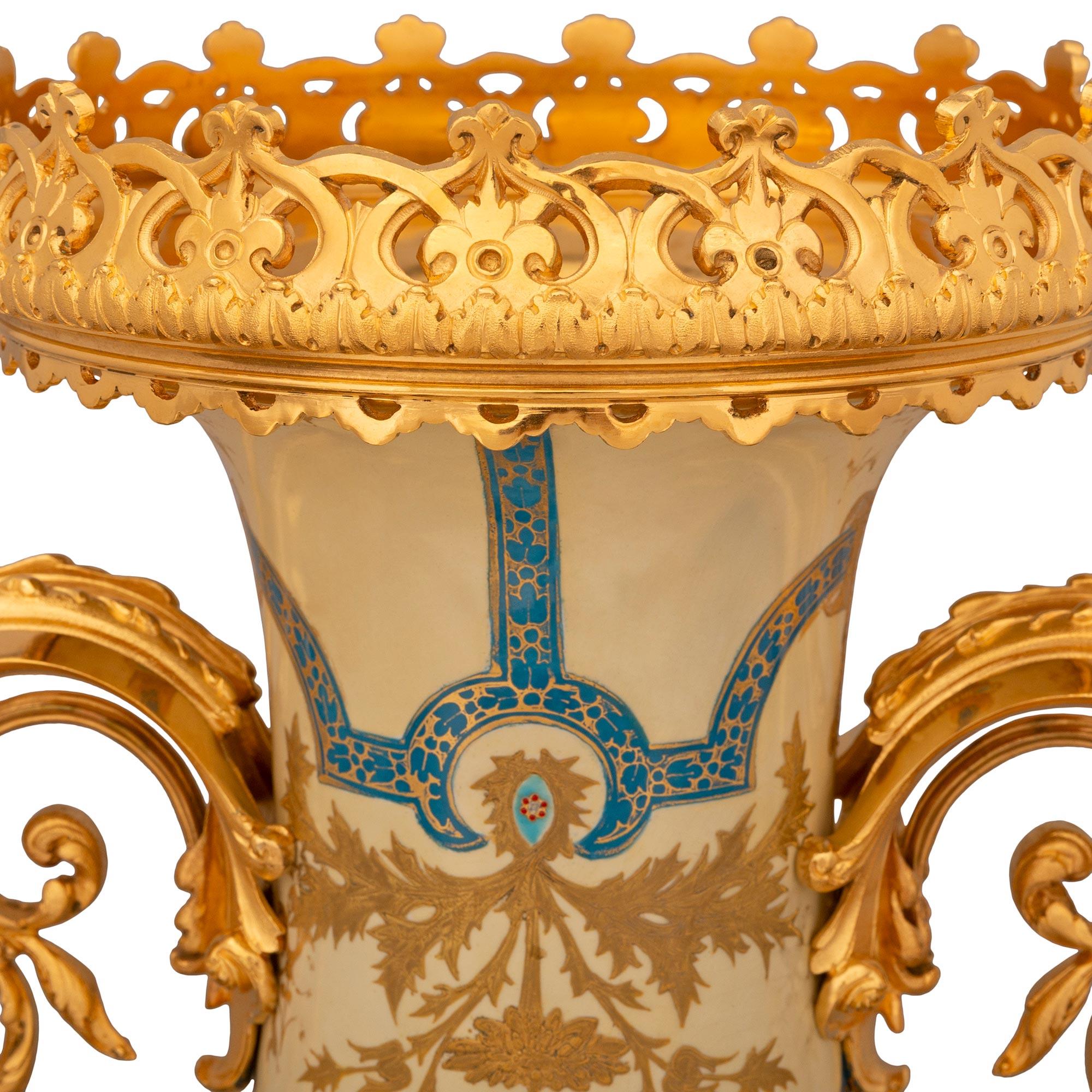 Onice Vaso francese del XIX secolo Luigi XVI st. in ormolu, porcellana e onice in vendita