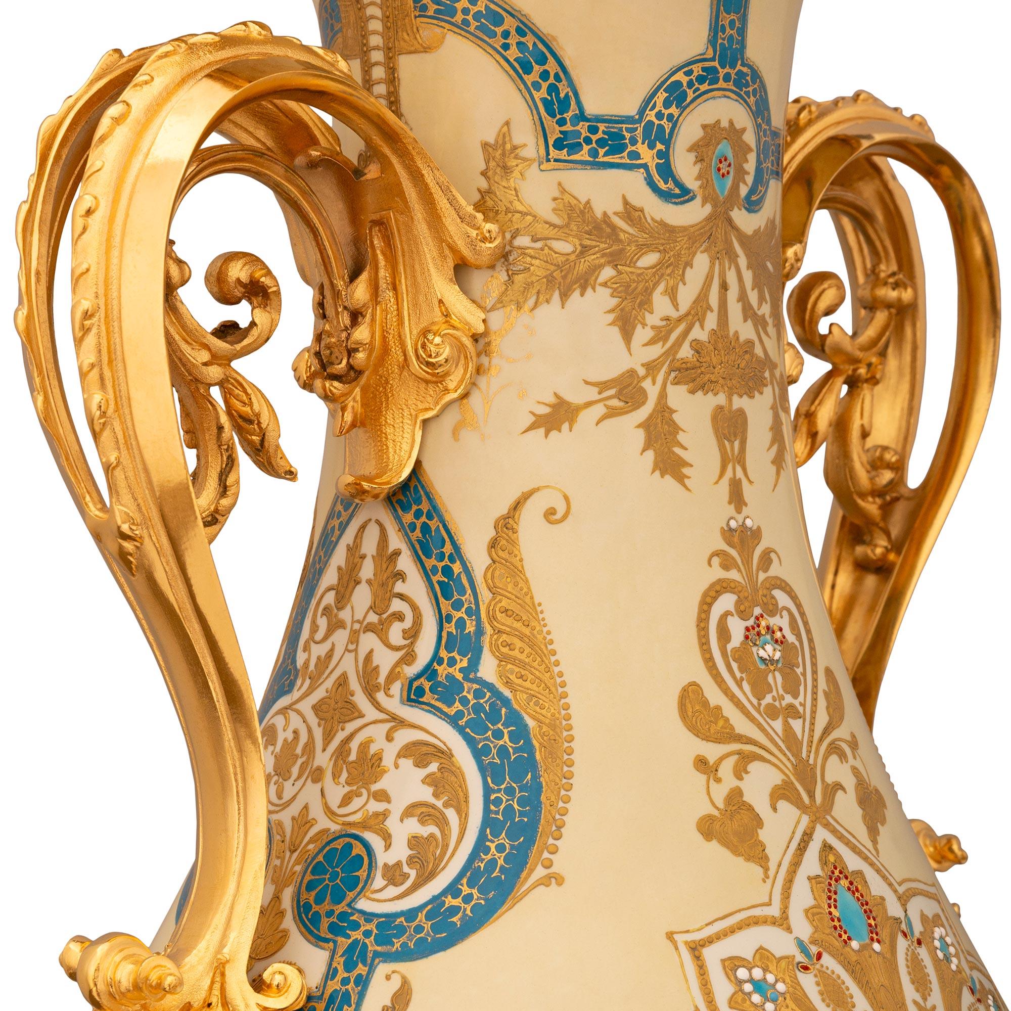 Vaso francese del XIX secolo Luigi XVI st. in ormolu, porcellana e onice in vendita 1