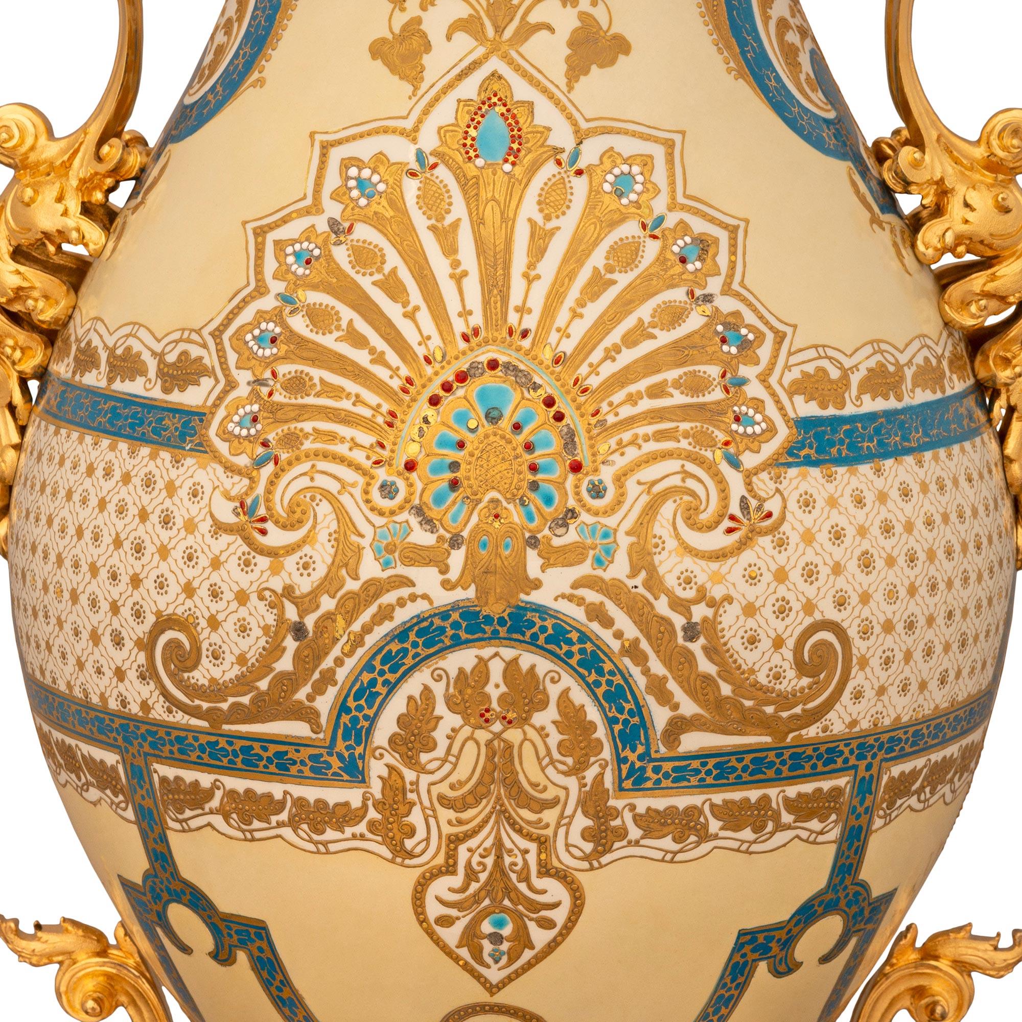 Vaso francese del XIX secolo Luigi XVI st. in ormolu, porcellana e onice in vendita 2