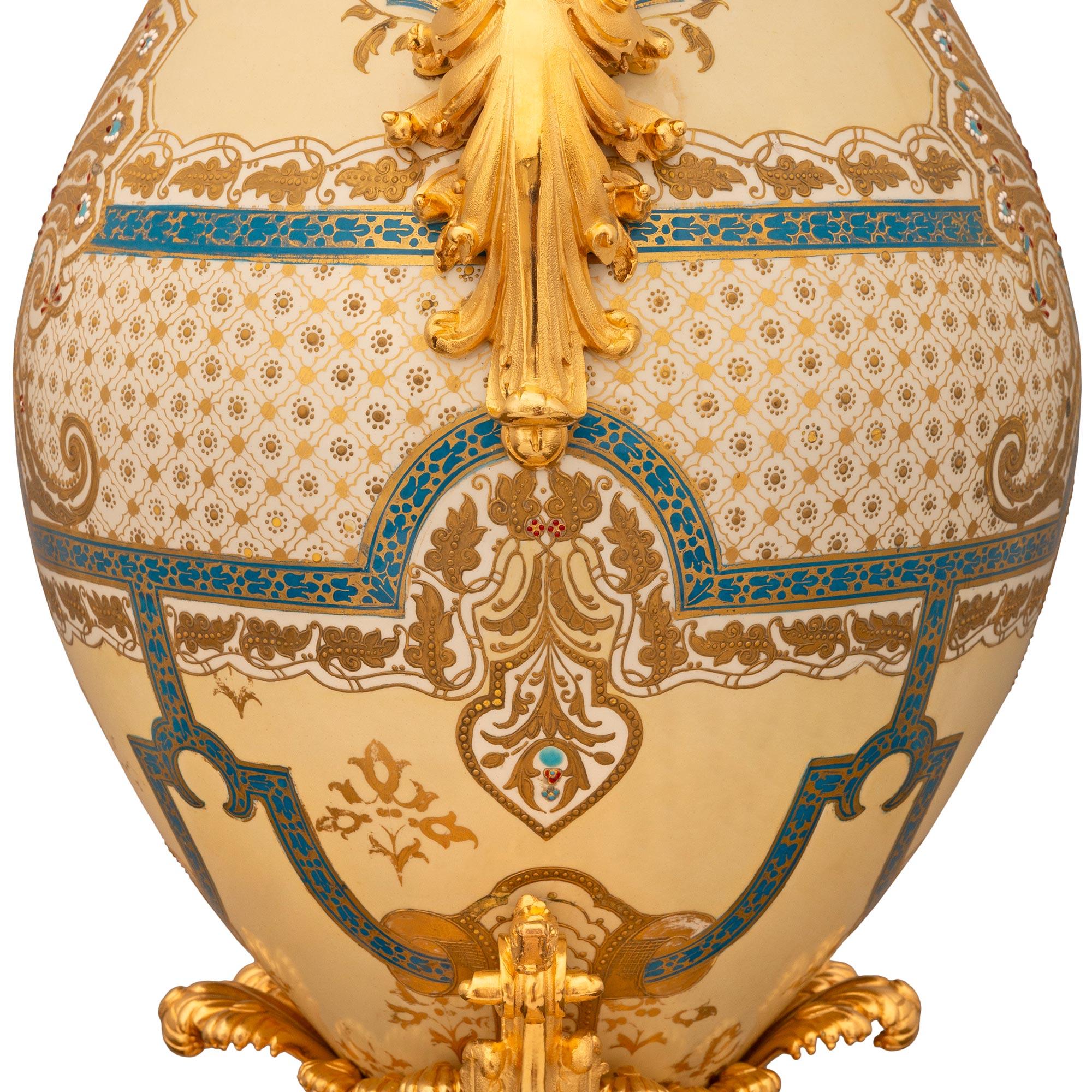Vaso francese del XIX secolo Luigi XVI st. in ormolu, porcellana e onice in vendita 3