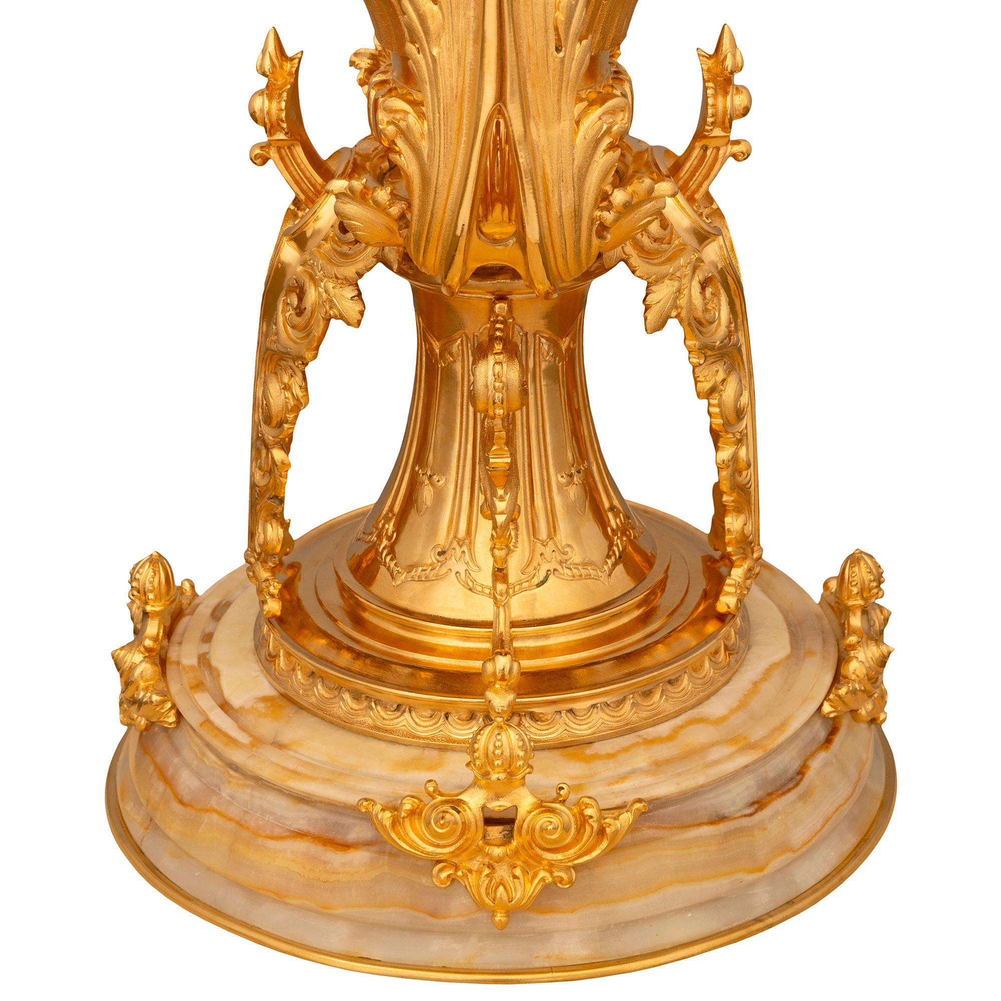 Vaso francese del XIX secolo Luigi XVI st. in ormolu, porcellana e onice in vendita 4