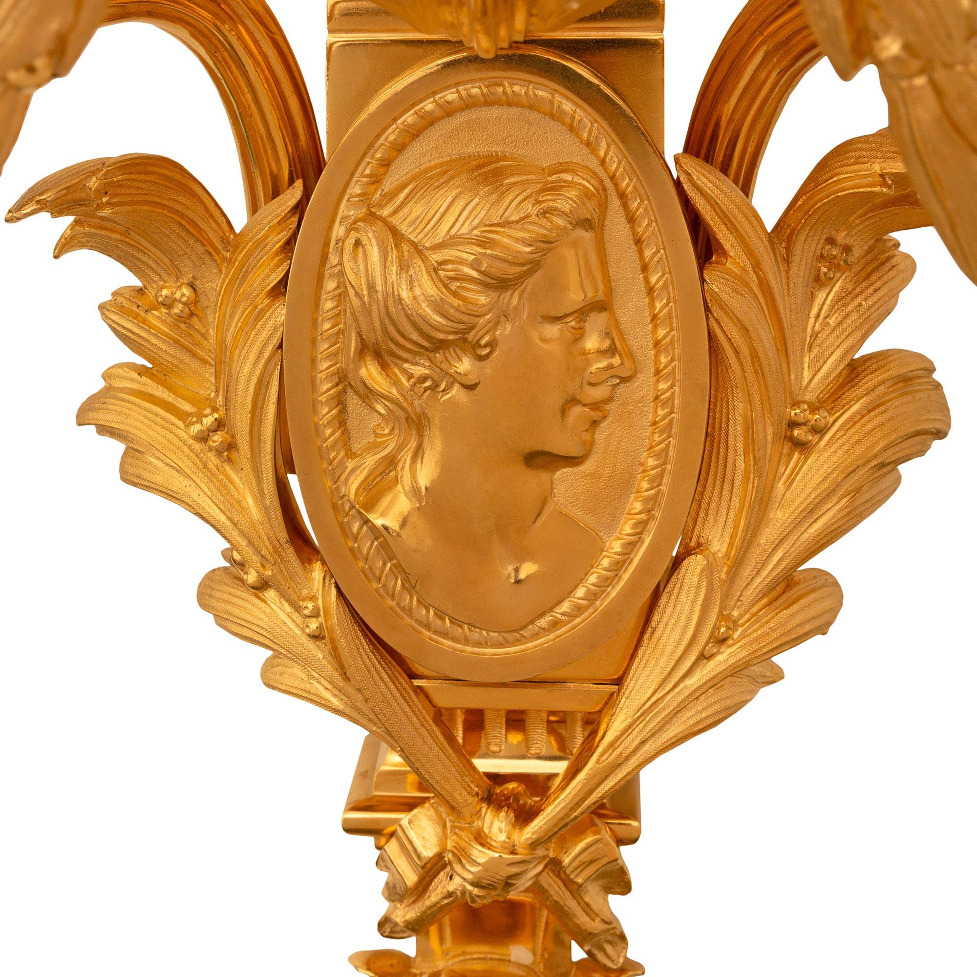 Apliques de Ormolu franceses del siglo XIX, estilo Luis XVI en venta 2