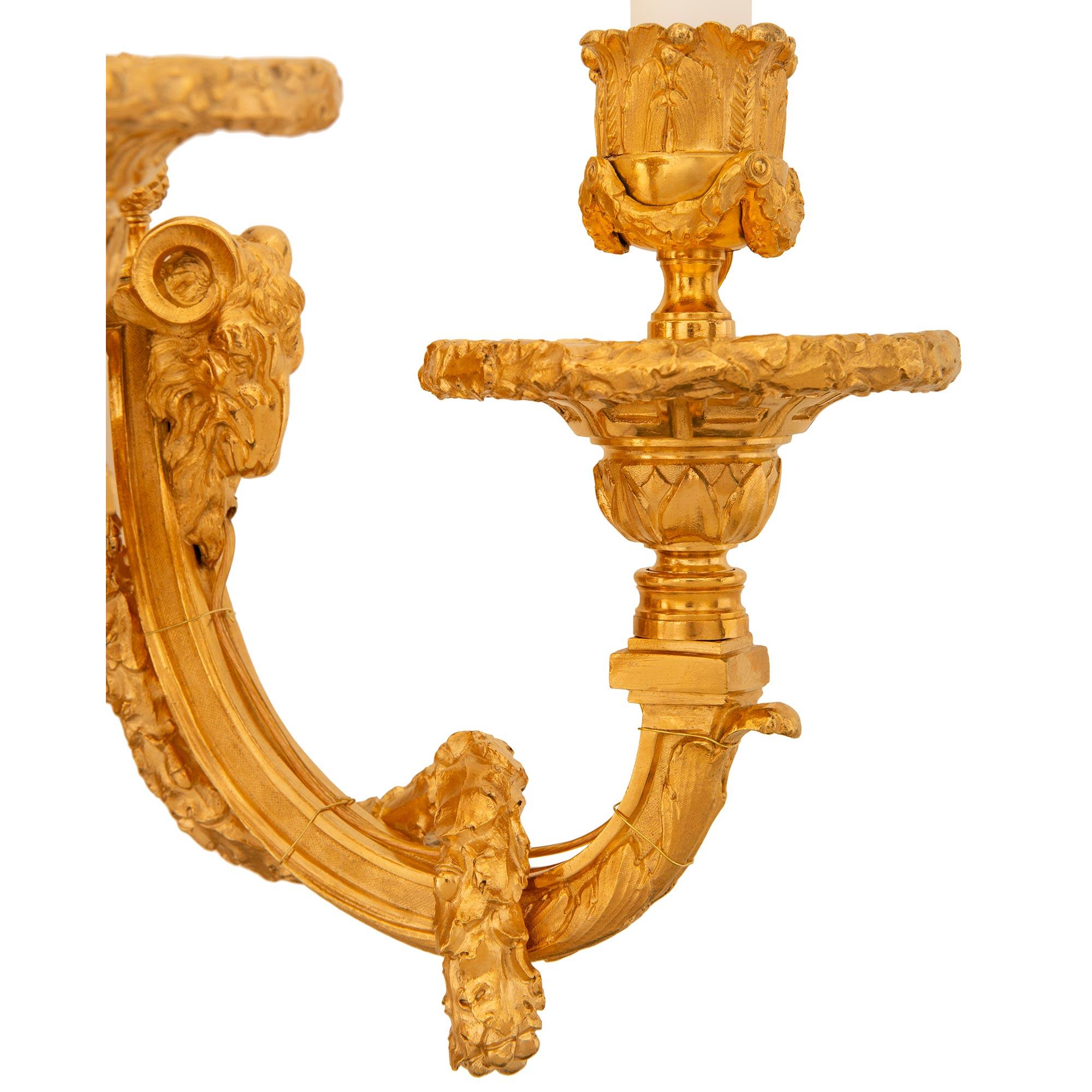 Apliques de Ormolu franceses del siglo XIX, estilo Luis XVI en venta 2