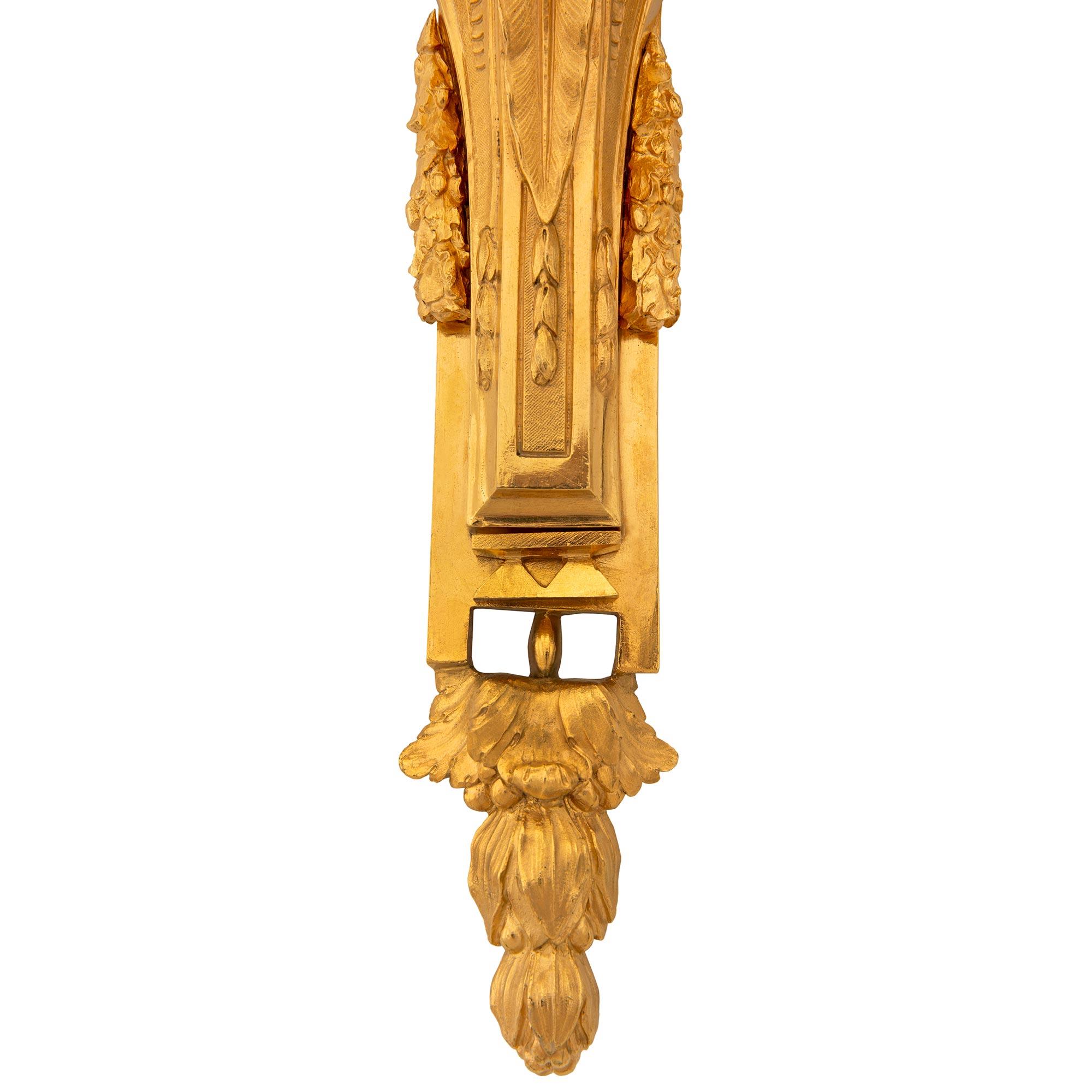 Apliques de Ormolu franceses del siglo XIX, estilo Luis XVI en venta 3