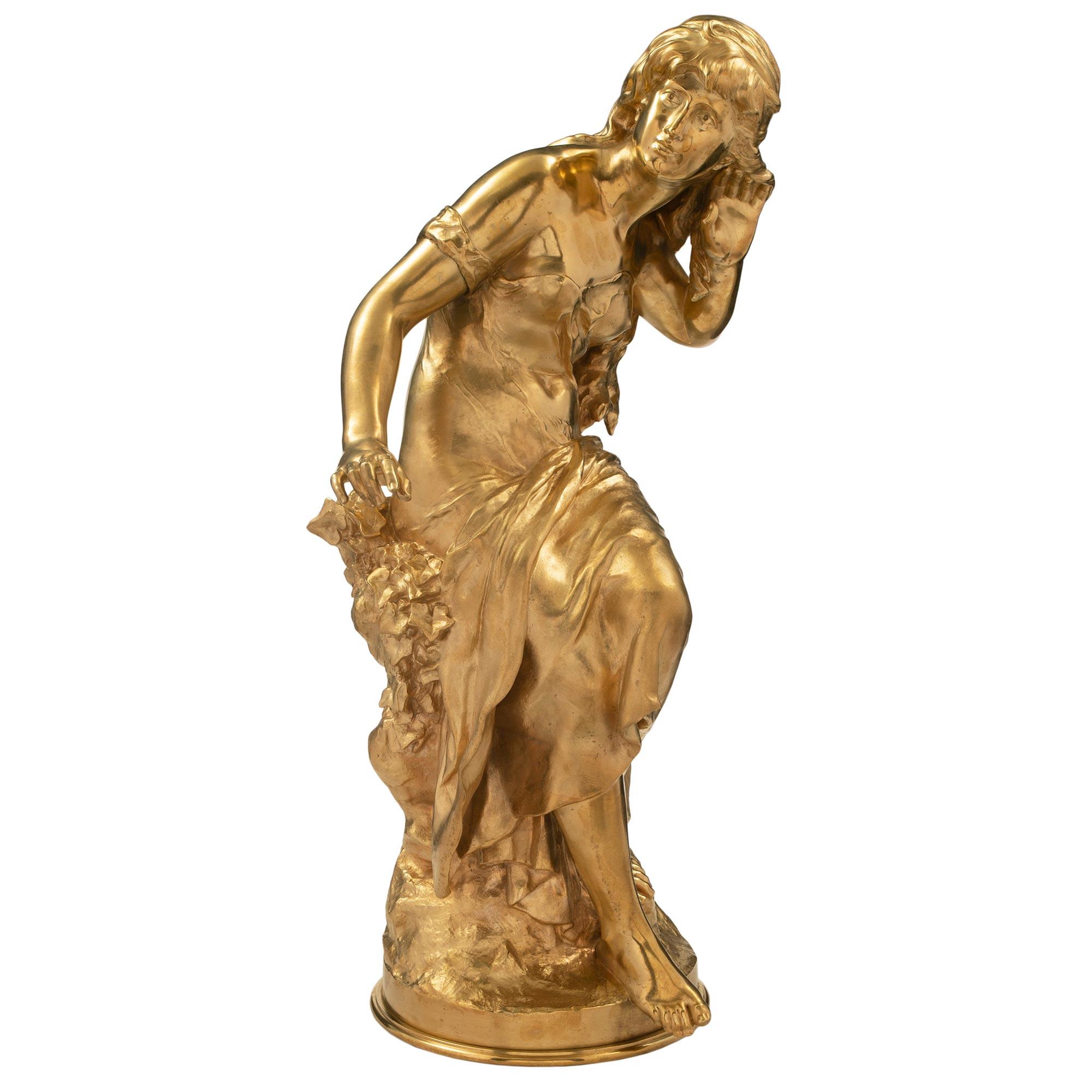 Una superba e pregiata statua francese del XIX secolo in stile Luigi XVI in ormù raffigurante una dama seduta in riva al mare, firmata da Mathurin Moreau. La bellissima statua è sollevata da una fascia circolare screziata e da un disegno roccioso