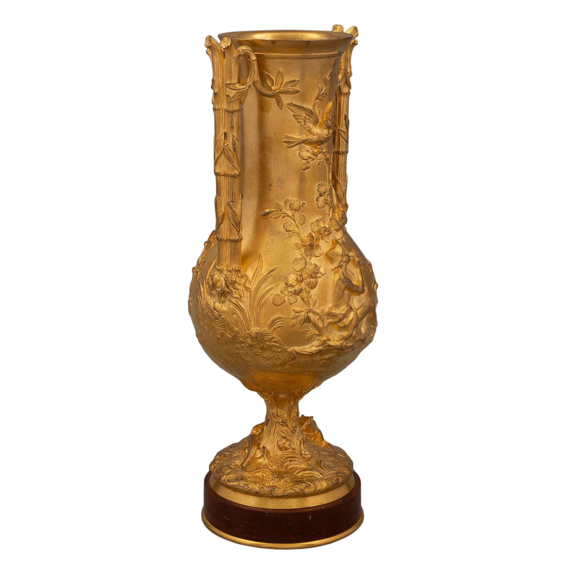 Französische Goldbronze-Urne im Louis-XVI-Stil des 19. Jahrhunderts, signiert 'F. Barbedienne' (Louis XVI.) im Angebot