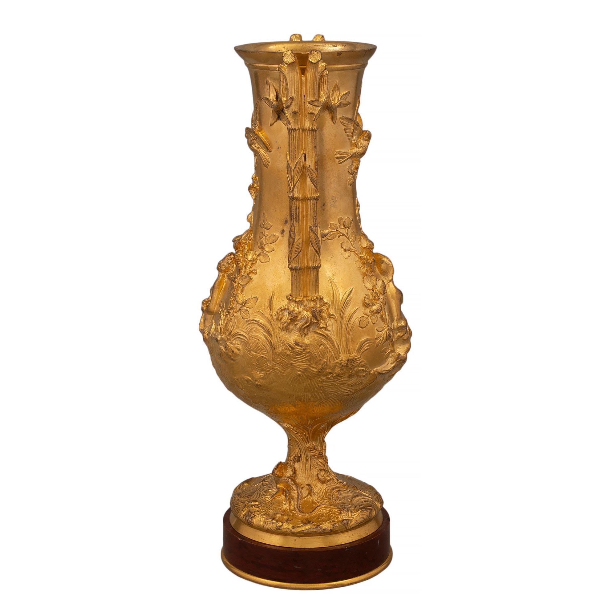Französische Goldbronze-Urne im Louis-XVI-Stil des 19. Jahrhunderts, signiert 'F. Barbedienne' im Zustand „Gut“ im Angebot in West Palm Beach, FL