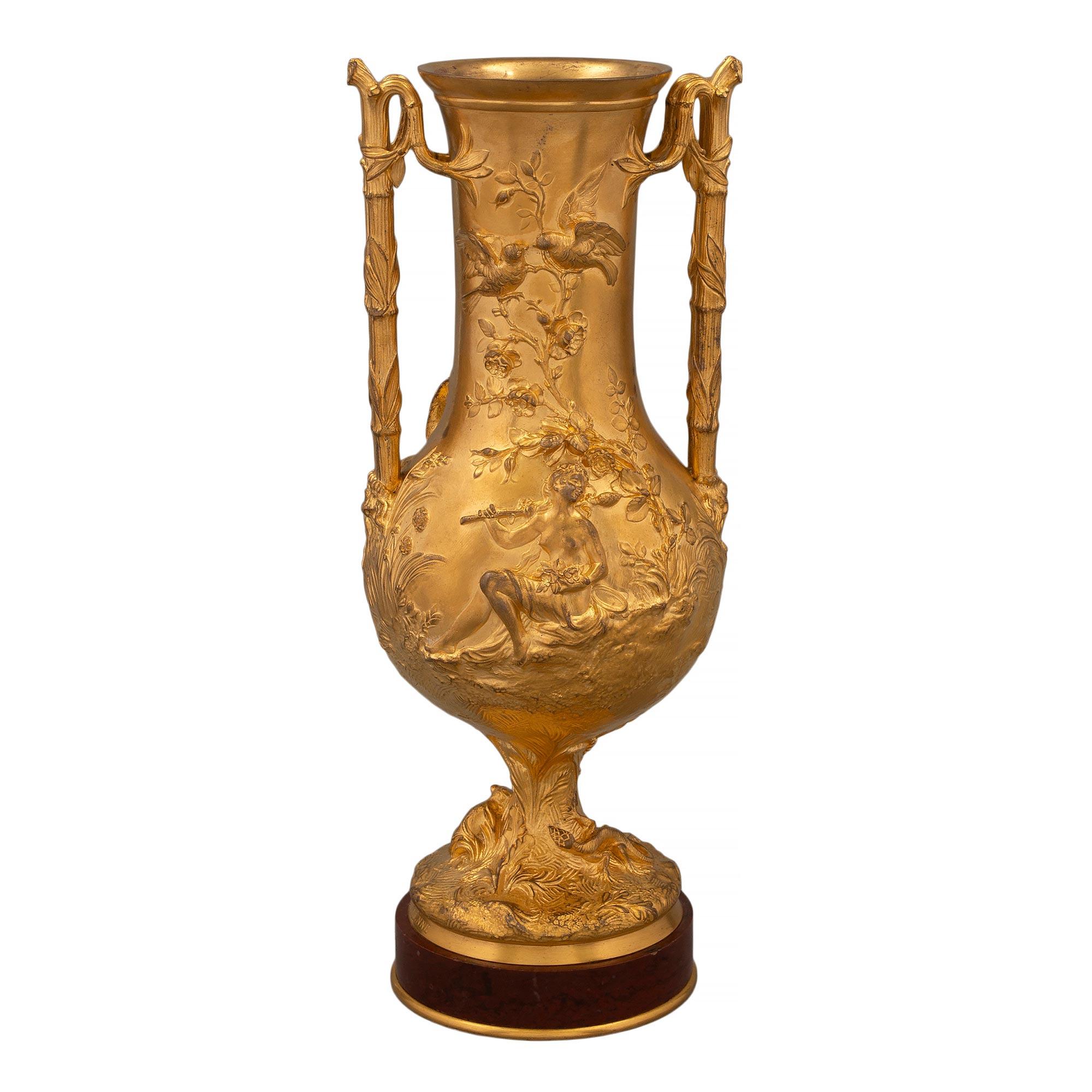 Französische Goldbronze-Urne im Louis-XVI-Stil des 19. Jahrhunderts, signiert 'F. Barbedienne' im Angebot 1