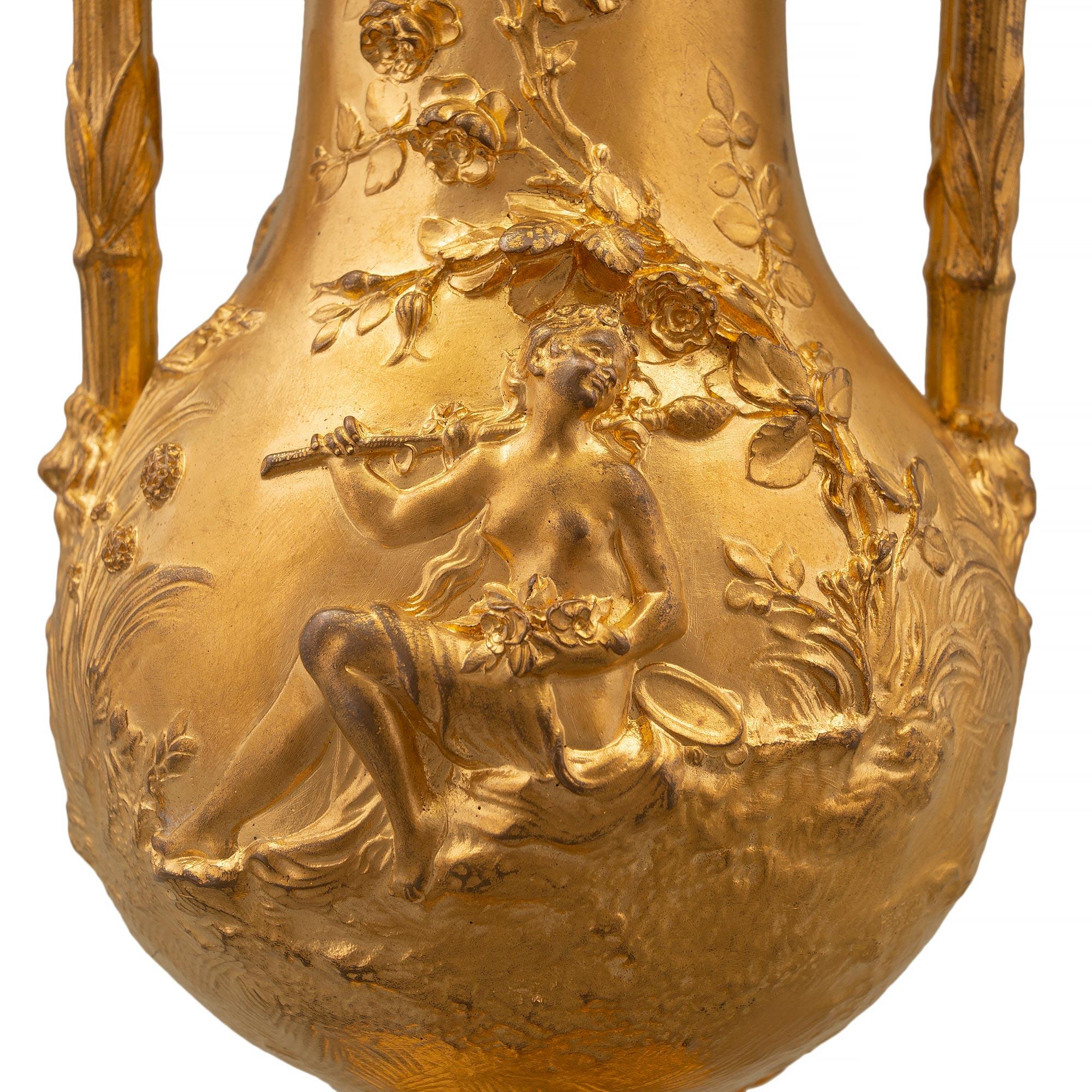 Französische Goldbronze-Urne im Louis-XVI-Stil des 19. Jahrhunderts, signiert 'F. Barbedienne' im Angebot 2