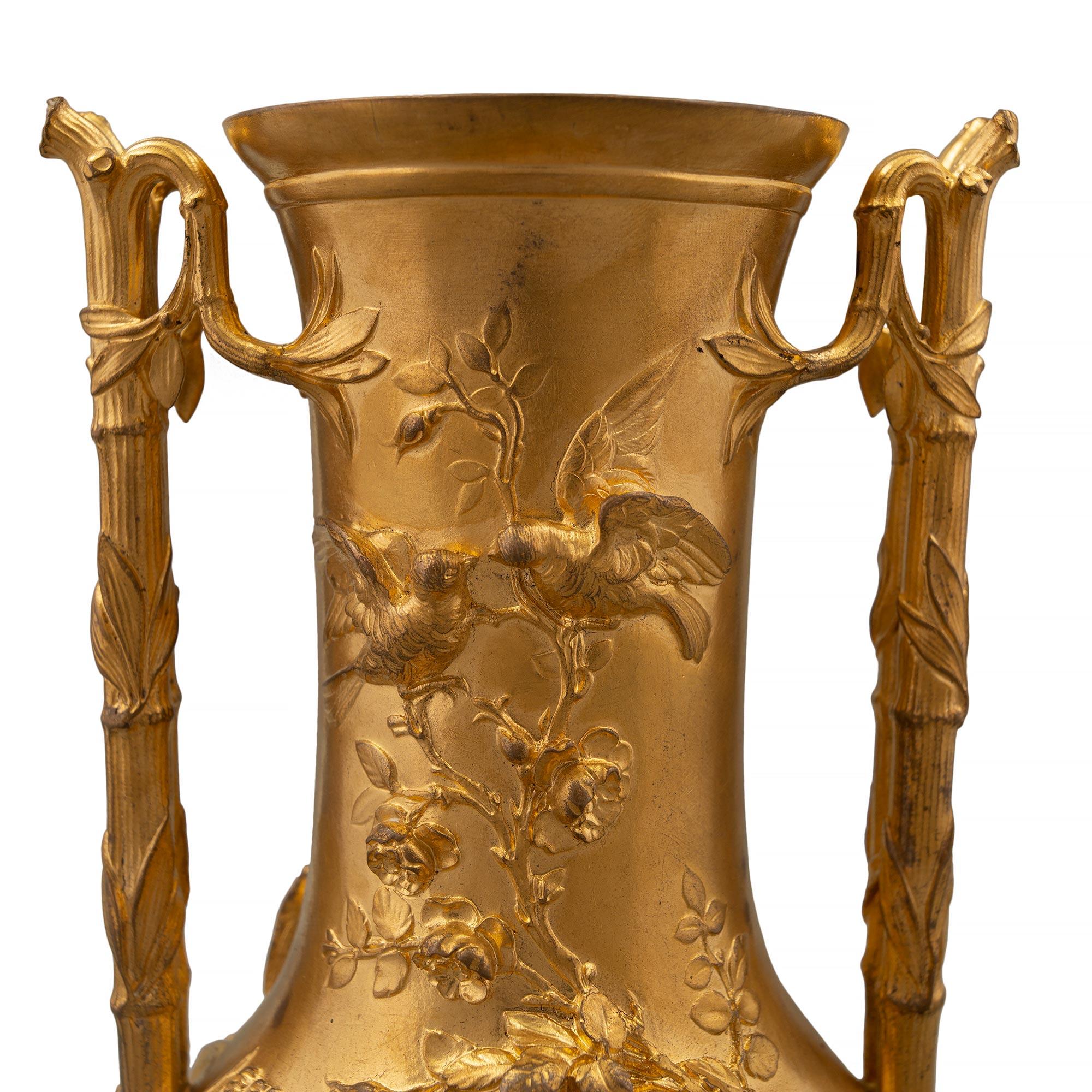 Französische Goldbronze-Urne im Louis-XVI-Stil des 19. Jahrhunderts, signiert 'F. Barbedienne' im Angebot 3