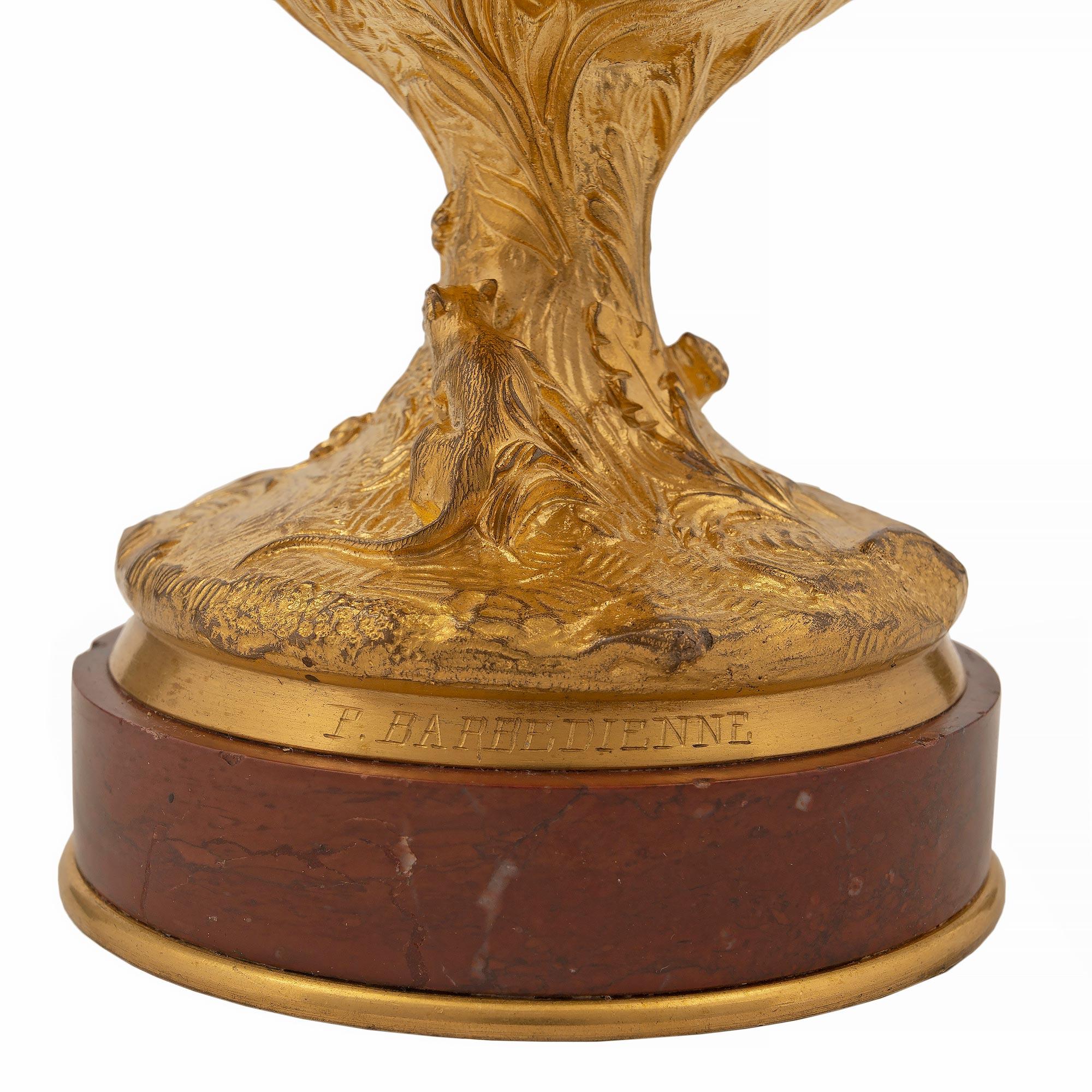 Französische Goldbronze-Urne im Louis-XVI-Stil des 19. Jahrhunderts, signiert 'F. Barbedienne' im Angebot 5