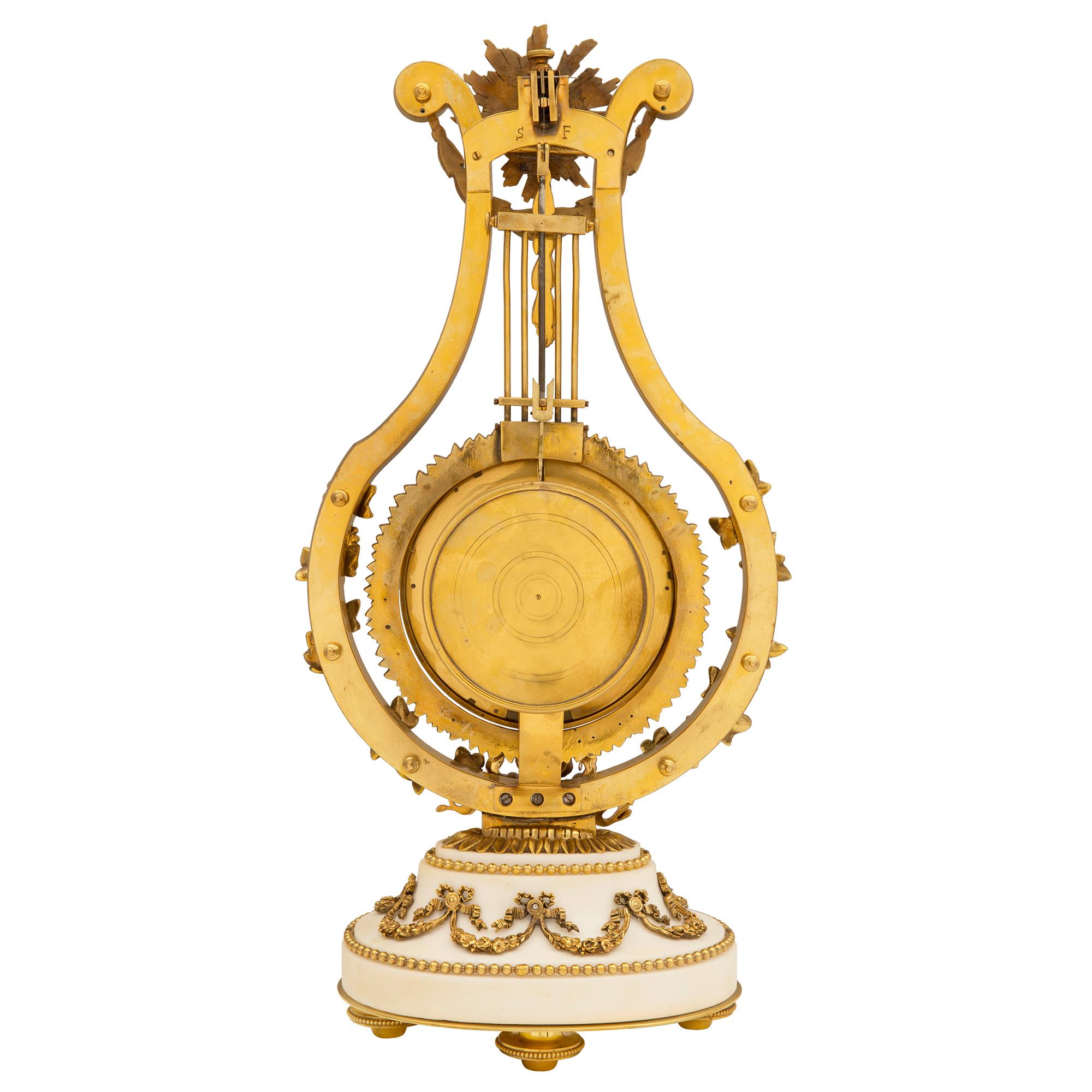 Uhr aus Goldbronze, weißem Carrara-Marmor und Kristall im Louis-XVI-Stil des 19. Jahrhunderts (Französisch) im Angebot