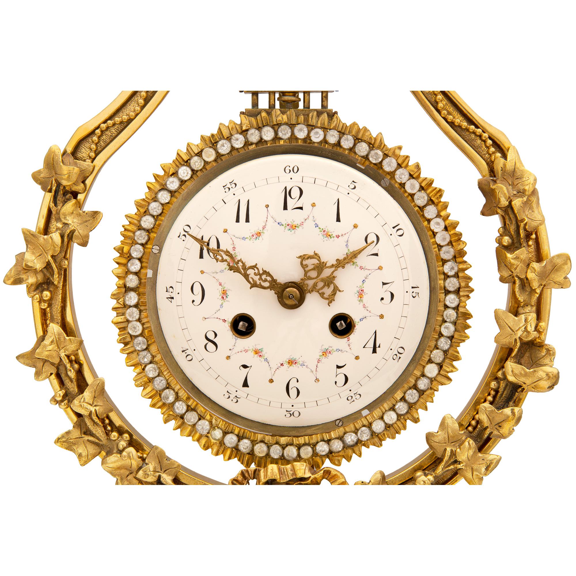 Uhr aus Goldbronze, weißem Carrara-Marmor und Kristall im Louis-XVI-Stil des 19. Jahrhunderts im Angebot 1
