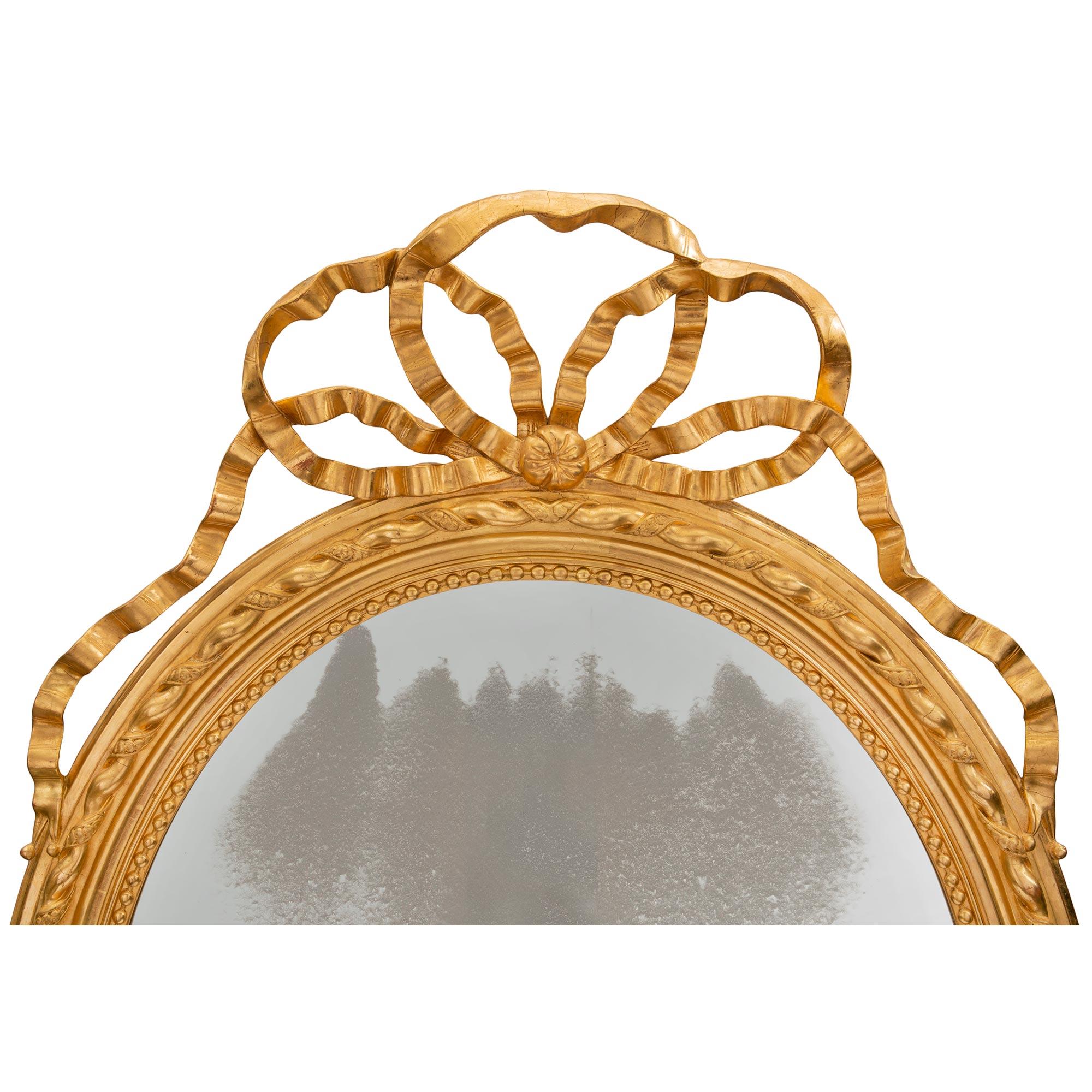 Français Miroir ovale de style Louis XVI du 19ème siècle en bois doré français en vente