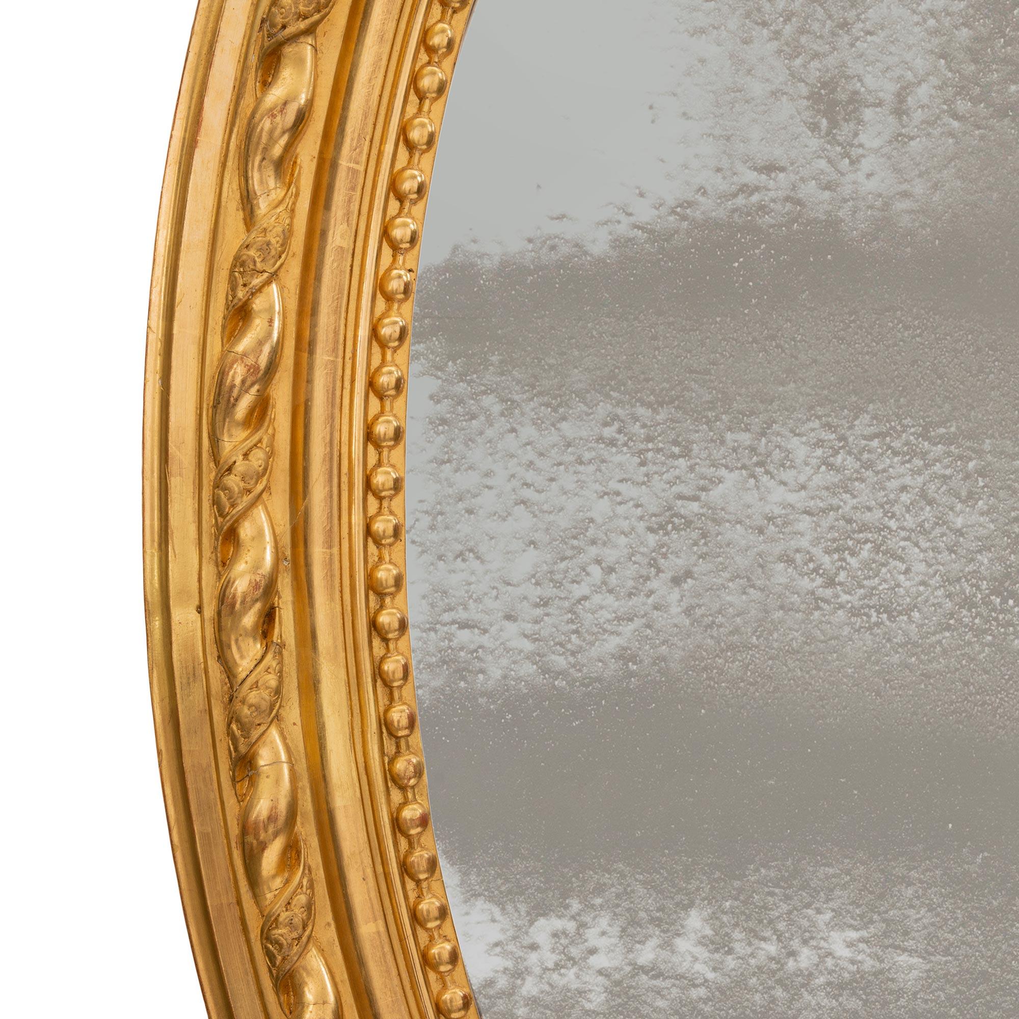 Miroir ovale de style Louis XVI du 19ème siècle en bois doré français Bon état - En vente à West Palm Beach, FL
