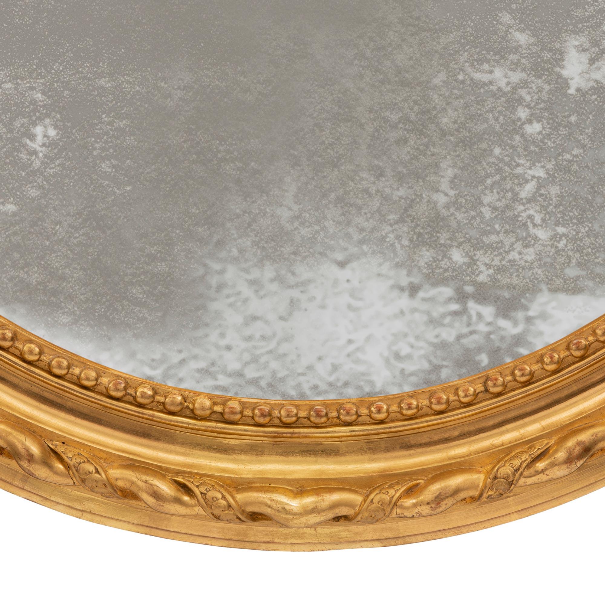 XIXe siècle Miroir ovale de style Louis XVI du 19ème siècle en bois doré français en vente