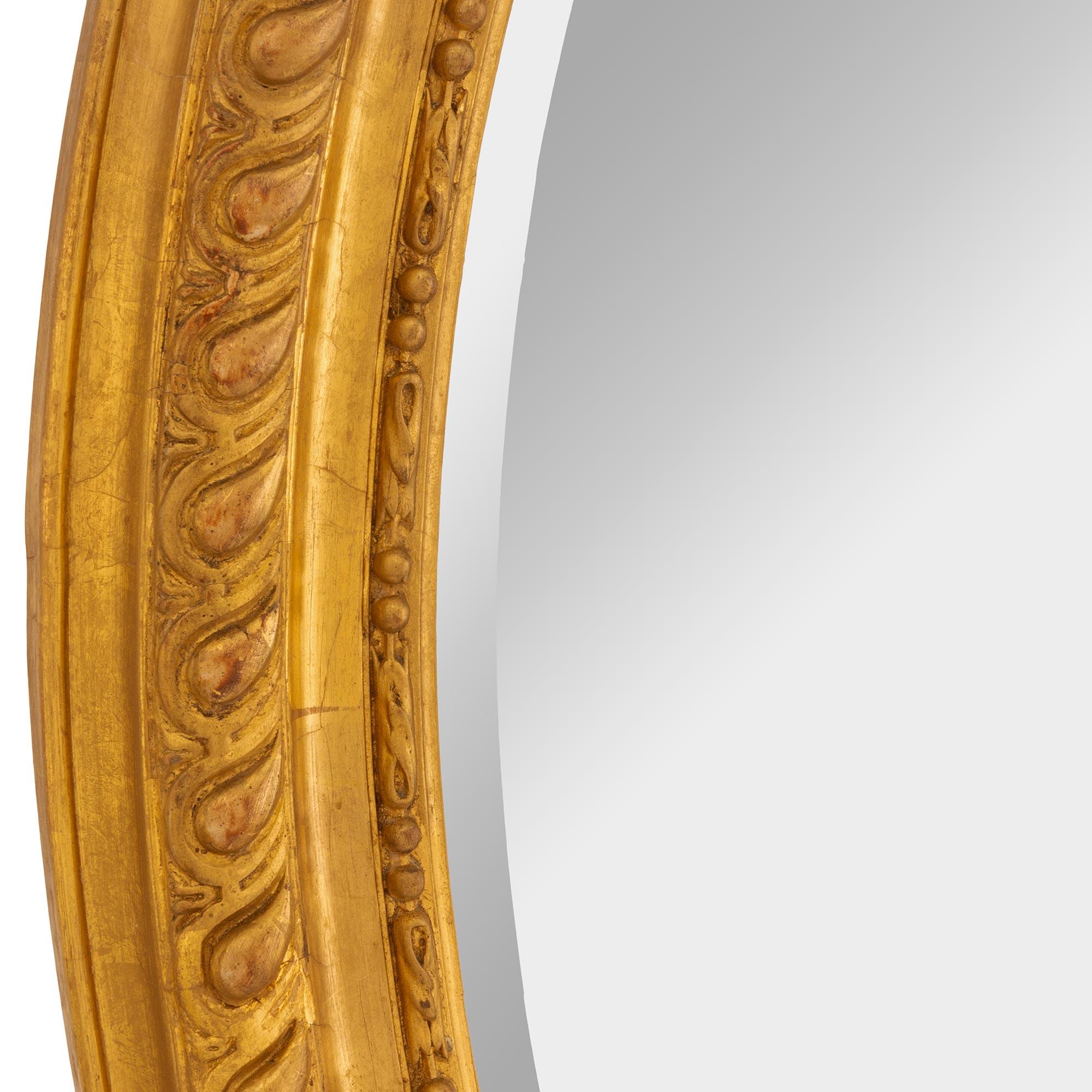 XIXe siècle Miroir ovale de style Louis XVI du 19ème siècle en bois doré français en vente