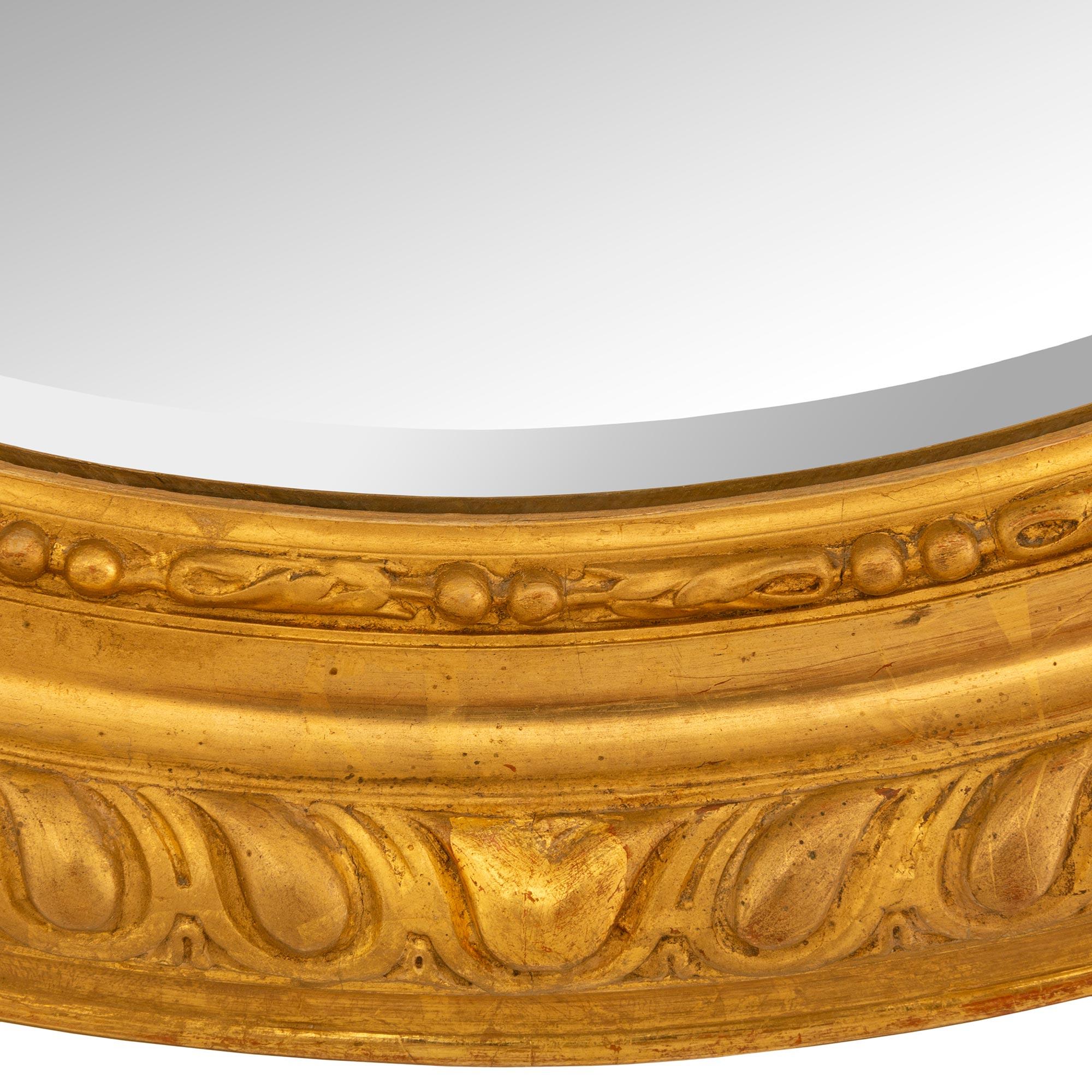Miroir ovale de style Louis XVI du 19ème siècle en bois doré français en vente 1