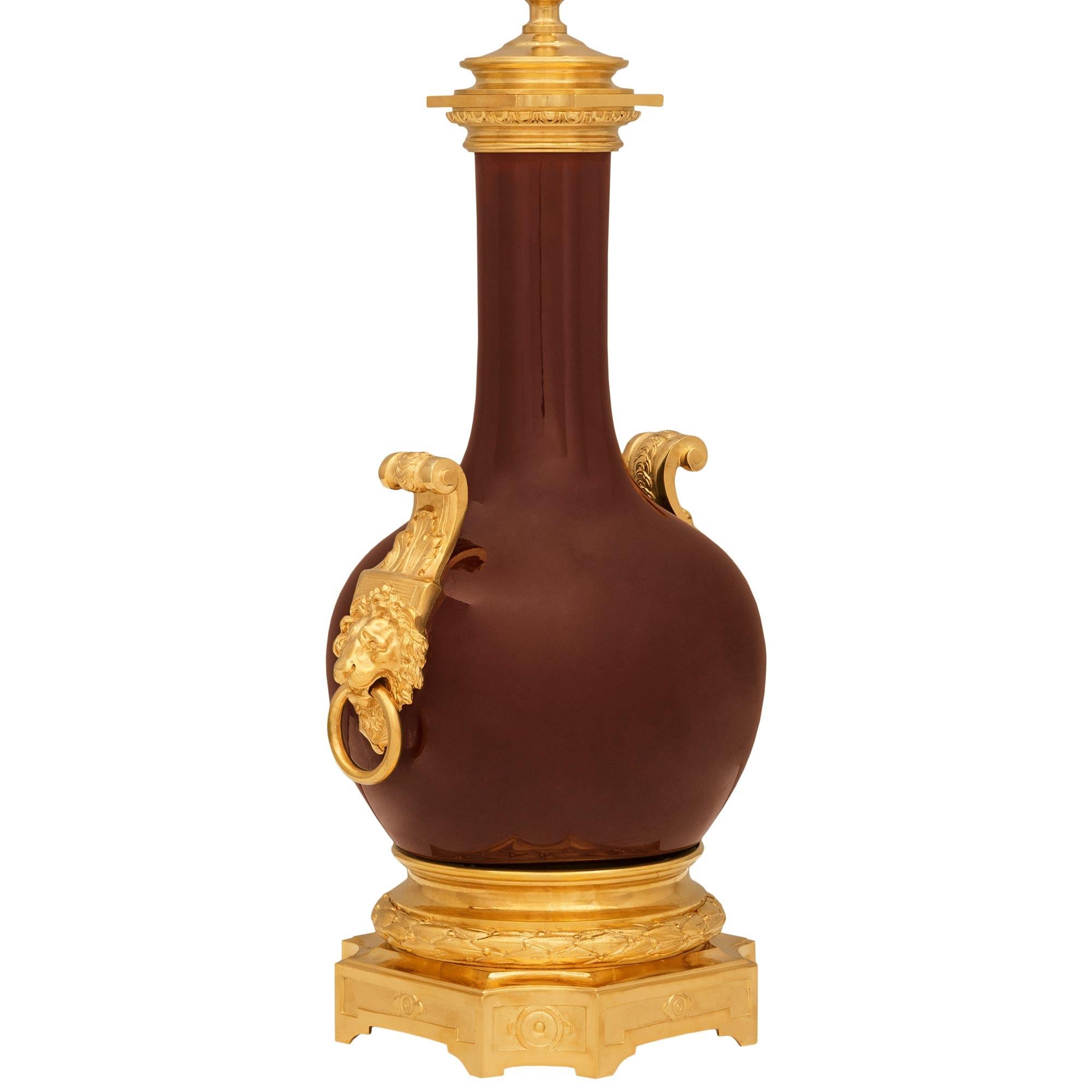 Francese Lampada francese del XIX secolo in porcellana color sangue di bue e ormeggio di Luigi XVI secolo in vendita