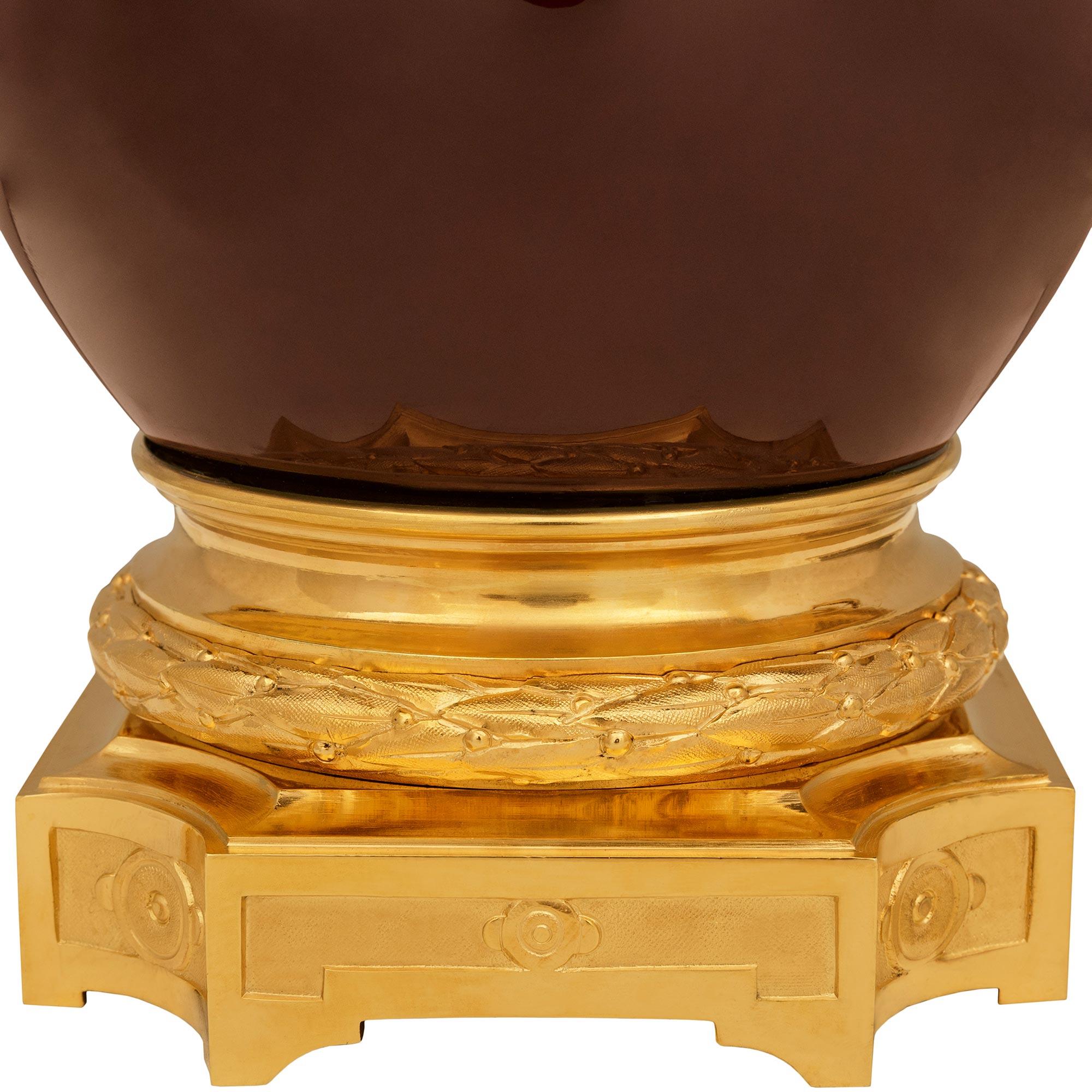 Lampada francese del XIX secolo in porcellana color sangue di bue e ormeggio di Luigi XVI secolo in vendita 2