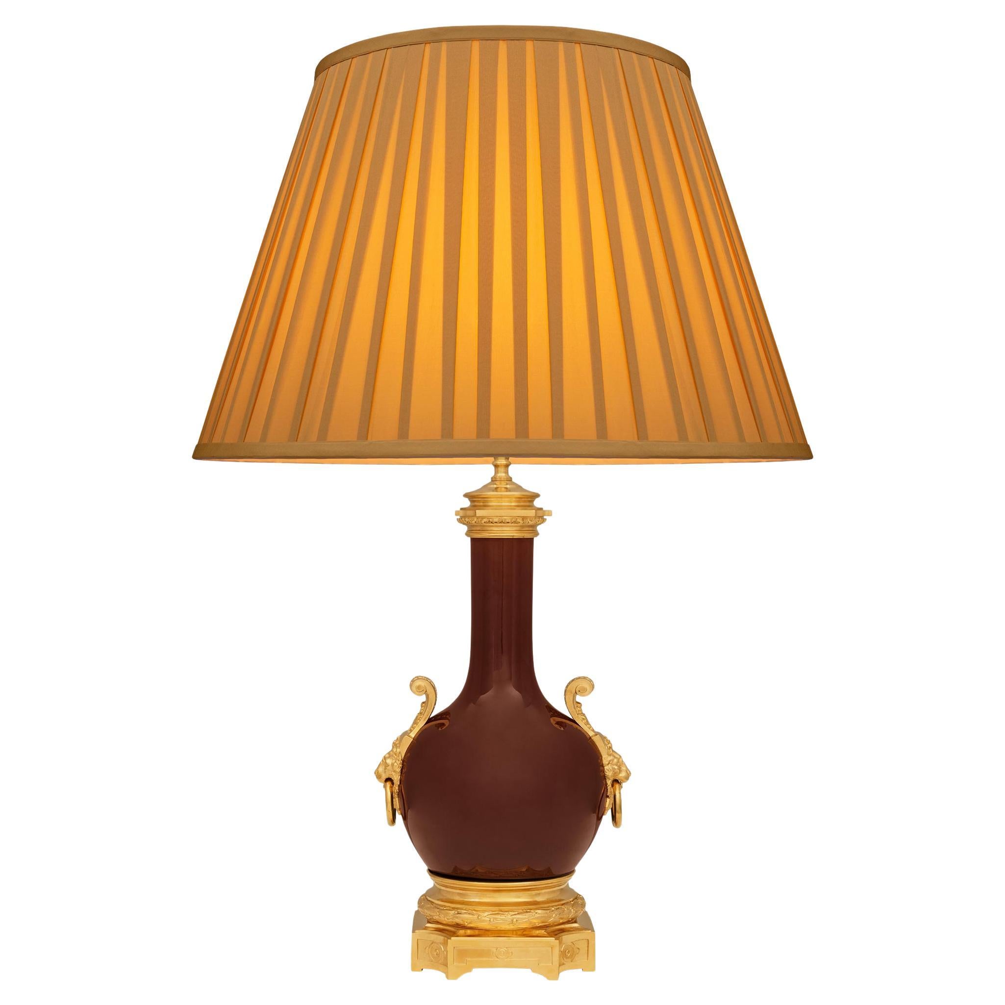 Französisch 19. Jahrhundert Louis XVI st. Oxblood Porzellan und Ormolu Lampe