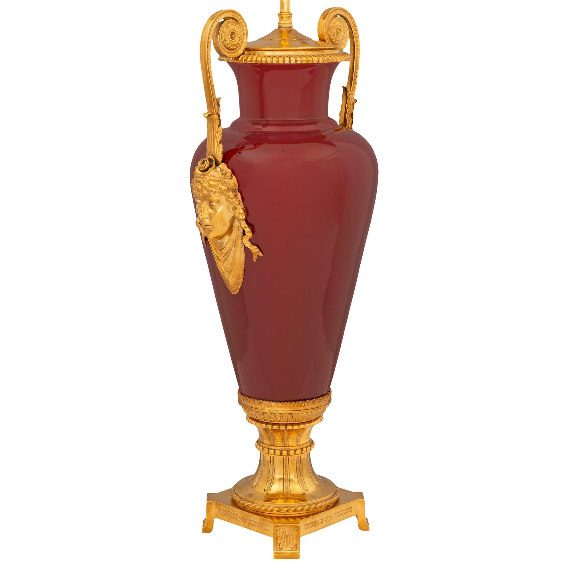 Lampe aus  Ochsenblutrotem Porzellan und Goldbronze im Louis-XVI-Stil des 19. Jahrhunderts (Louis XVI.) im Angebot