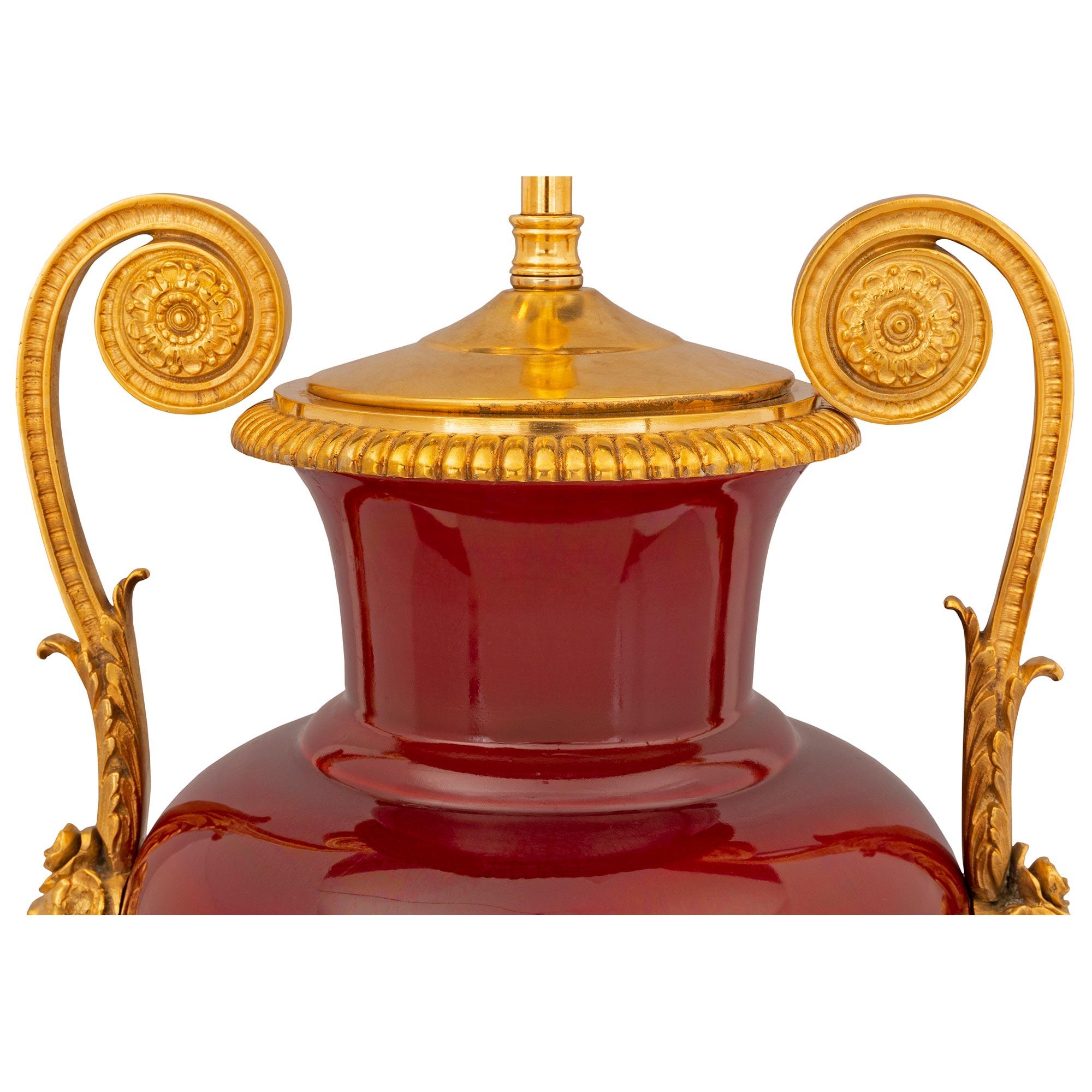Lámpara francesa del siglo XIX de porcelana roja sangre de buey y ormolu de San Luis XVI Porcelana en venta