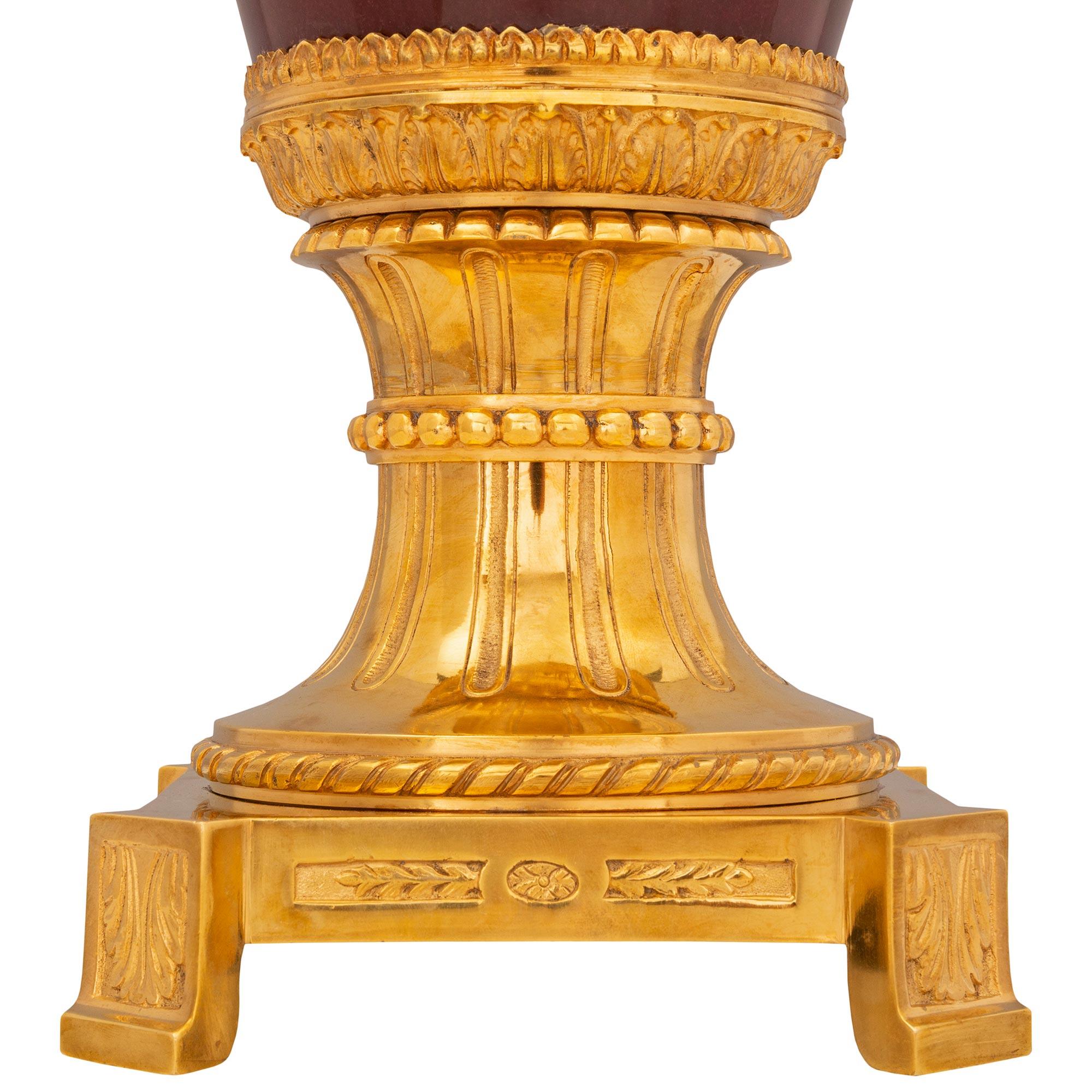 Lampe aus  Ochsenblutrotem Porzellan und Goldbronze im Louis-XVI-Stil des 19. Jahrhunderts im Angebot 3