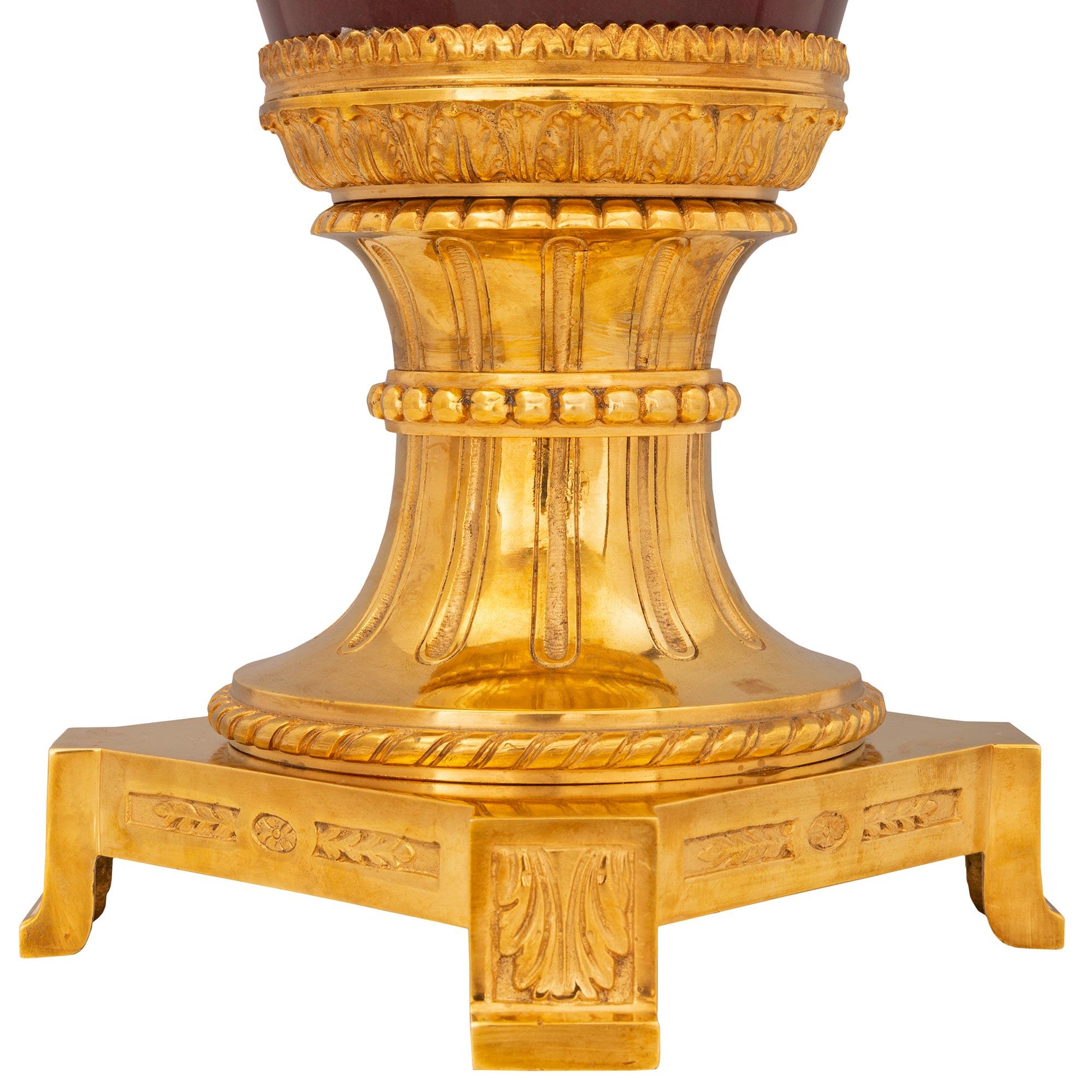 Lampe aus  Ochsenblutrotem Porzellan und Goldbronze im Louis-XVI-Stil des 19. Jahrhunderts im Angebot 4