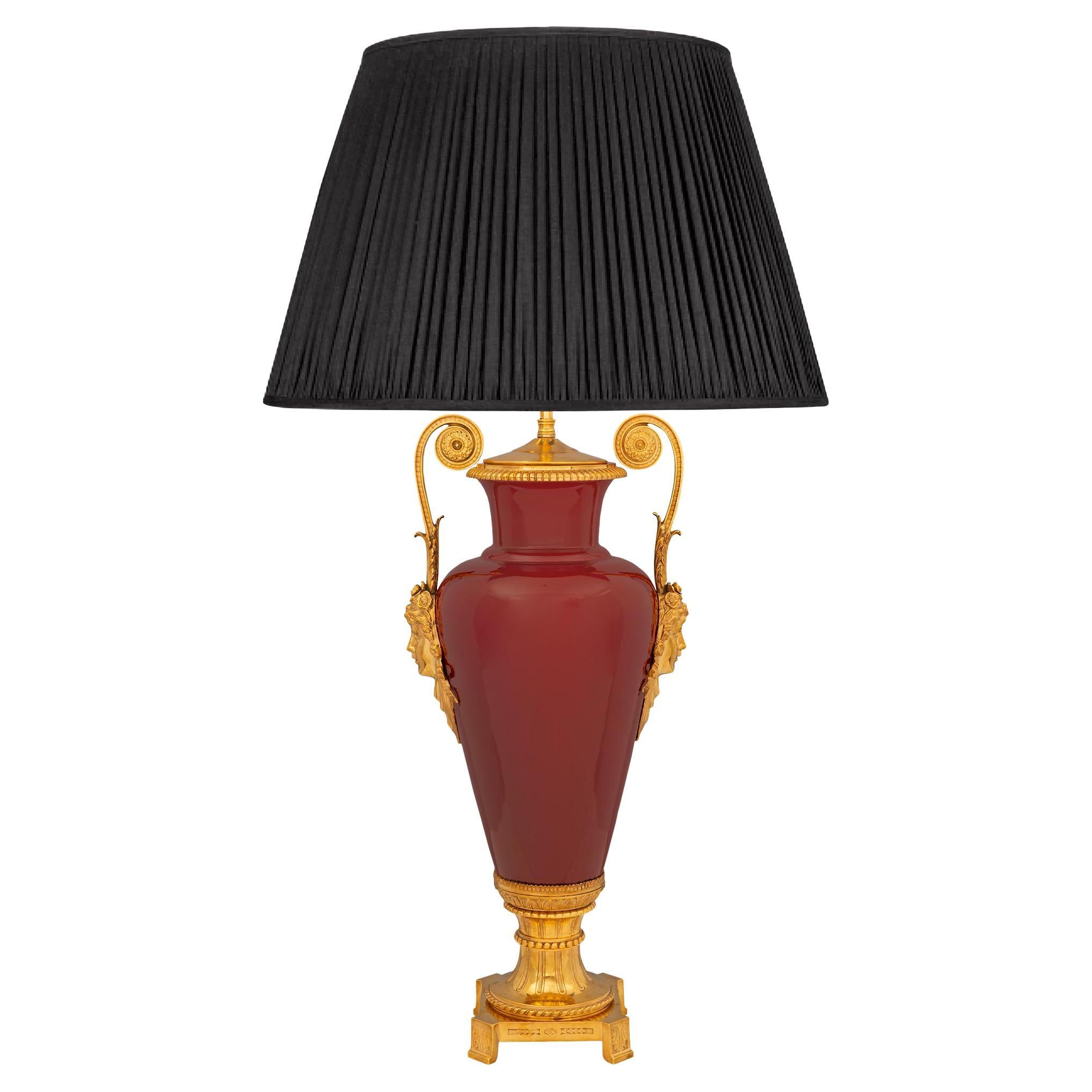 Lampe française du 19ème siècle de style Louis XVI en porcelaine rouge sang de bœuf et bronze doré