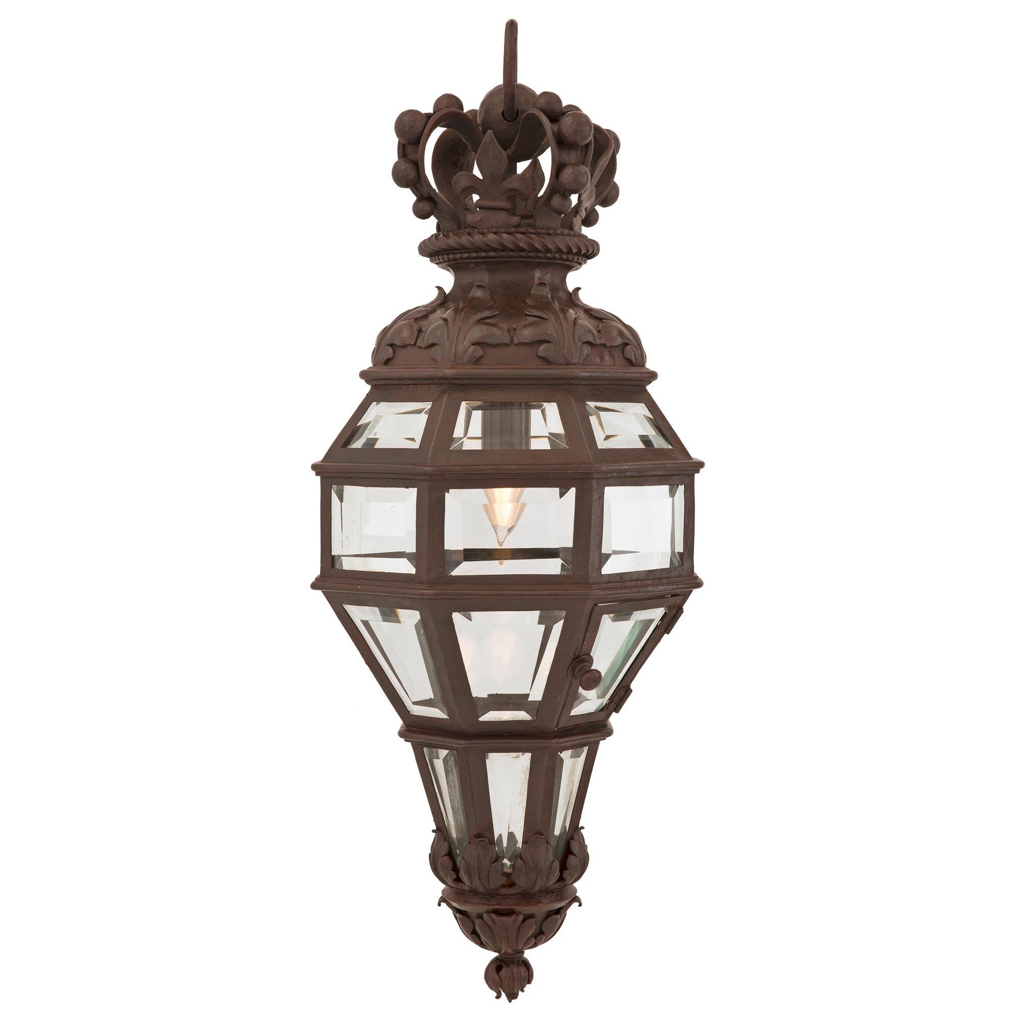 Exceptionnelle lanterne de style Louis XVI du 19ème siècle, en bronze patiné et cristal. La lanterne est inspirée d'une lanterne d'antichambre qui se trouve encore au Palais de Versailles et qui figurait dans le dictionnaire Ameublement d'Henry