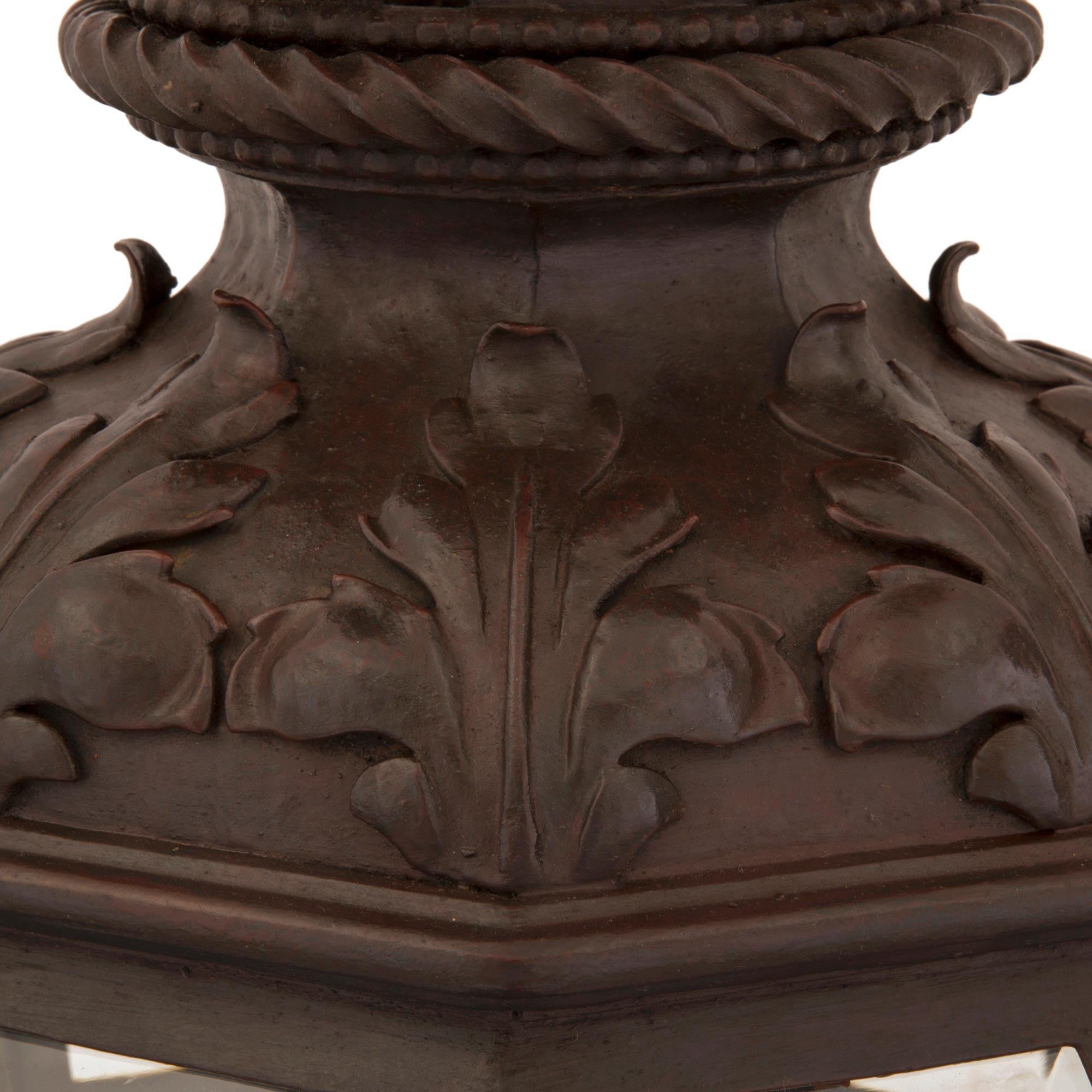 Lanterne française du 19ème siècle de style Louis XVI en bronze patiné et cristal Bon état - En vente à West Palm Beach, FL