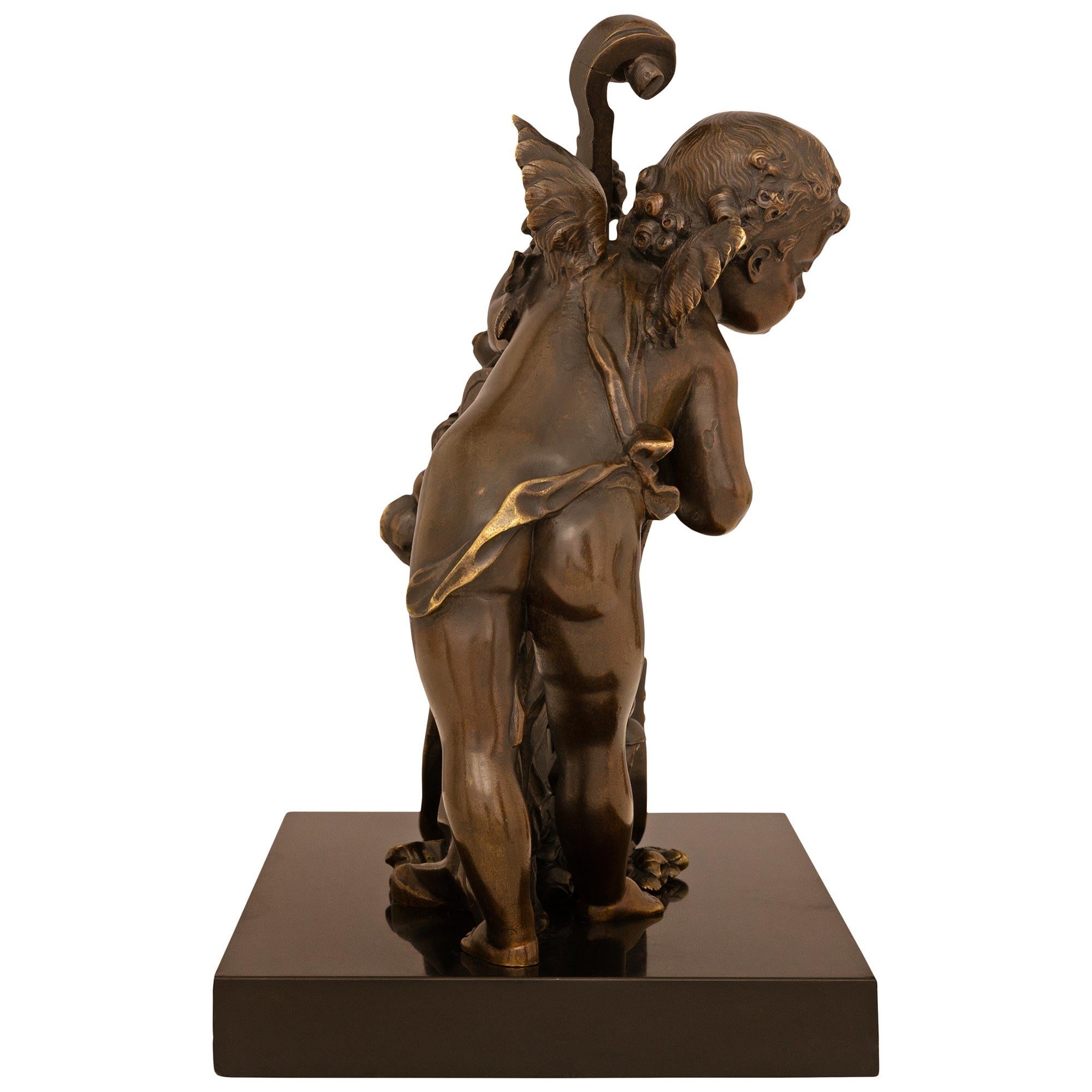 Patiné Statue française du 19ème siècle de style Louis XVI en bronze patiné et marbre en vente